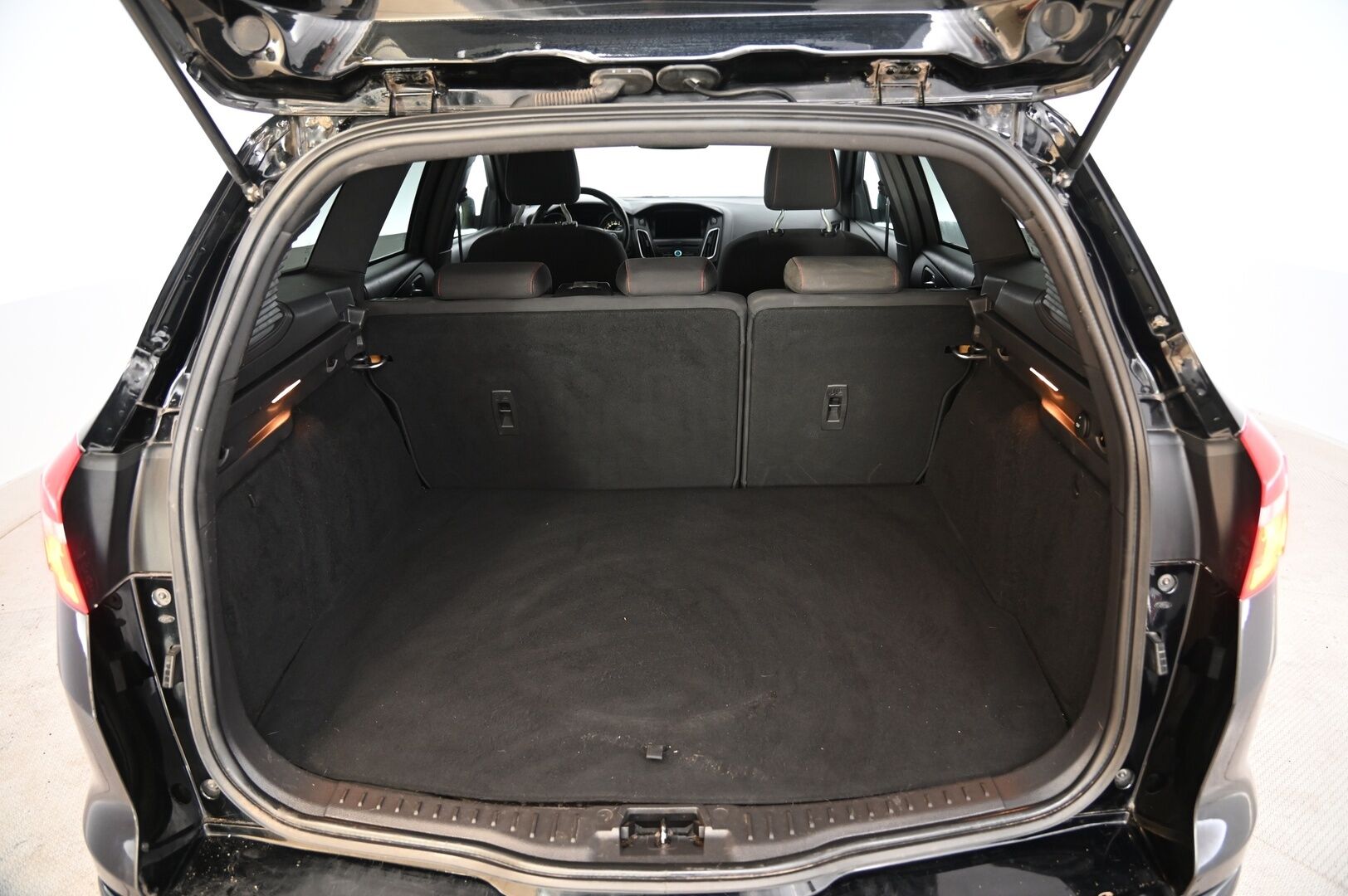 Ford Focus 2017 2,0 TDCi 150 hv Start/Stop M6 ST-Line Wagon *Suomi-auto / LED / Koukku / BT / Jakopää tehty!* - *Kahdet renkaat alumiinivanteilla!*