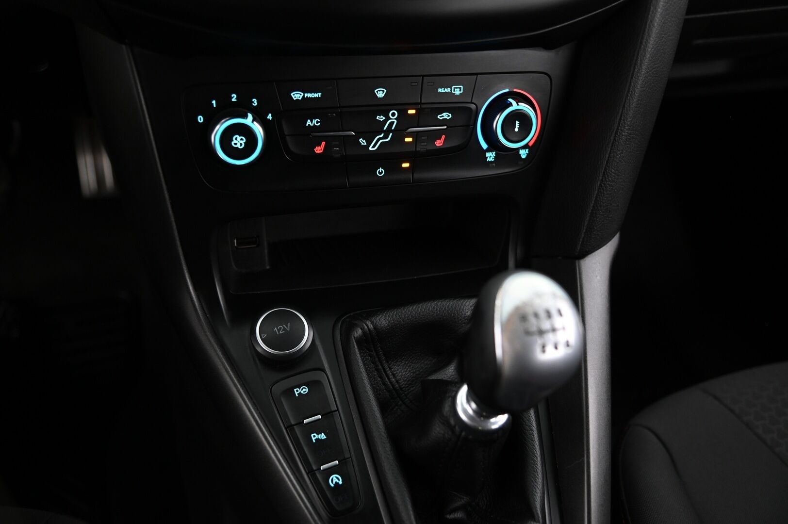 Ford Focus 2017 2,0 TDCi 150 hv Start/Stop M6 ST-Line Wagon *Suomi-auto / LED / Koukku / BT / Jakopää tehty!* - *Kahdet renkaat alumiinivanteilla!*