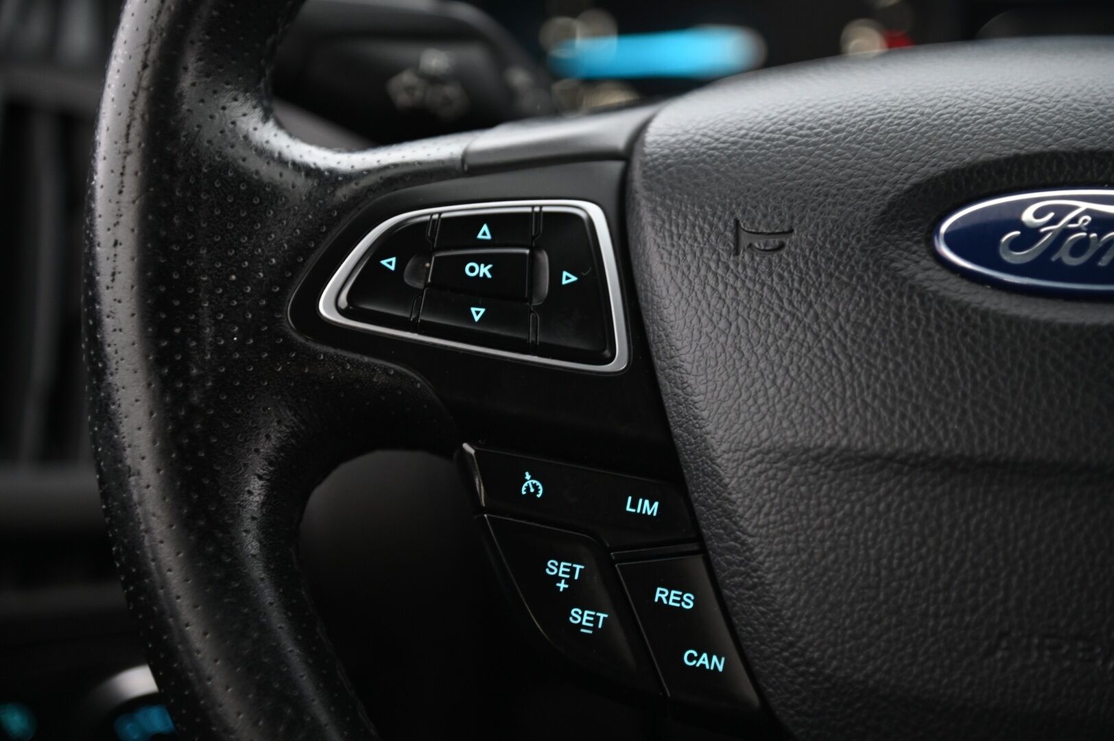 Ford Focus 2017 2,0 TDCi 150 hv Start/Stop M6 ST-Line Wagon *Suomi-auto / LED / Koukku / BT / Jakopää tehty!* - *Kahdet renkaat alumiinivanteilla!*
