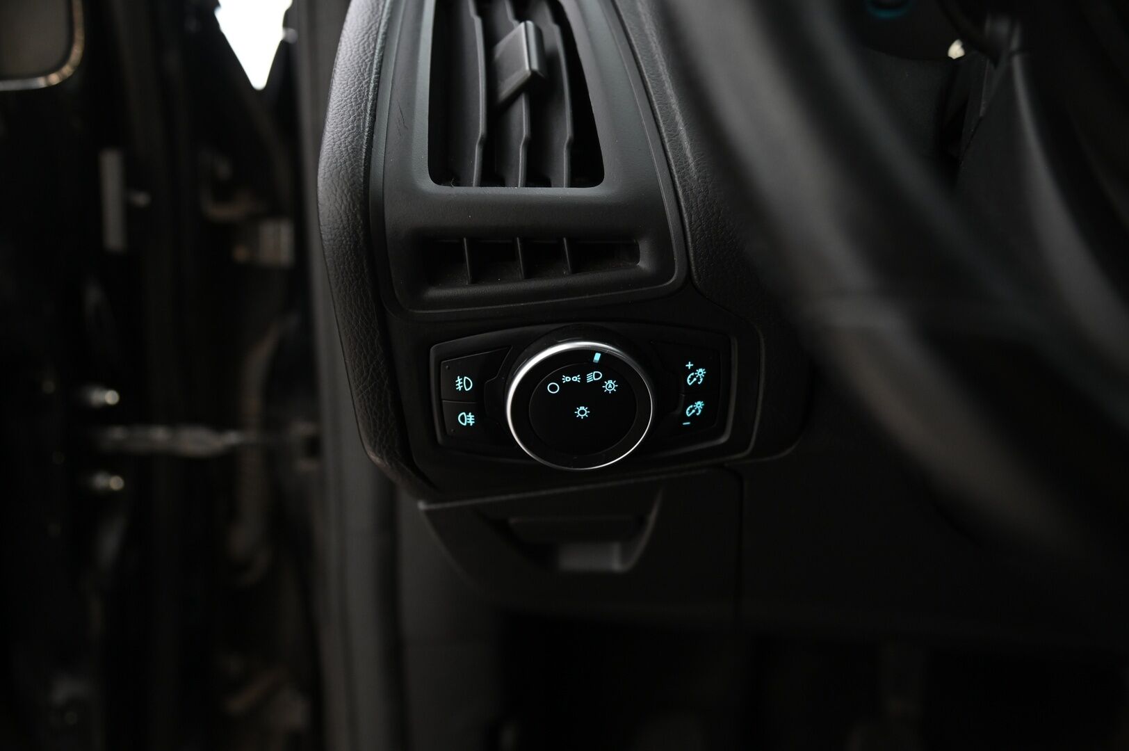 Ford Focus 2017 2,0 TDCi 150 hv Start/Stop M6 ST-Line Wagon *Suomi-auto / LED / Koukku / BT / Jakopää tehty!* - *Kahdet renkaat alumiinivanteilla!*