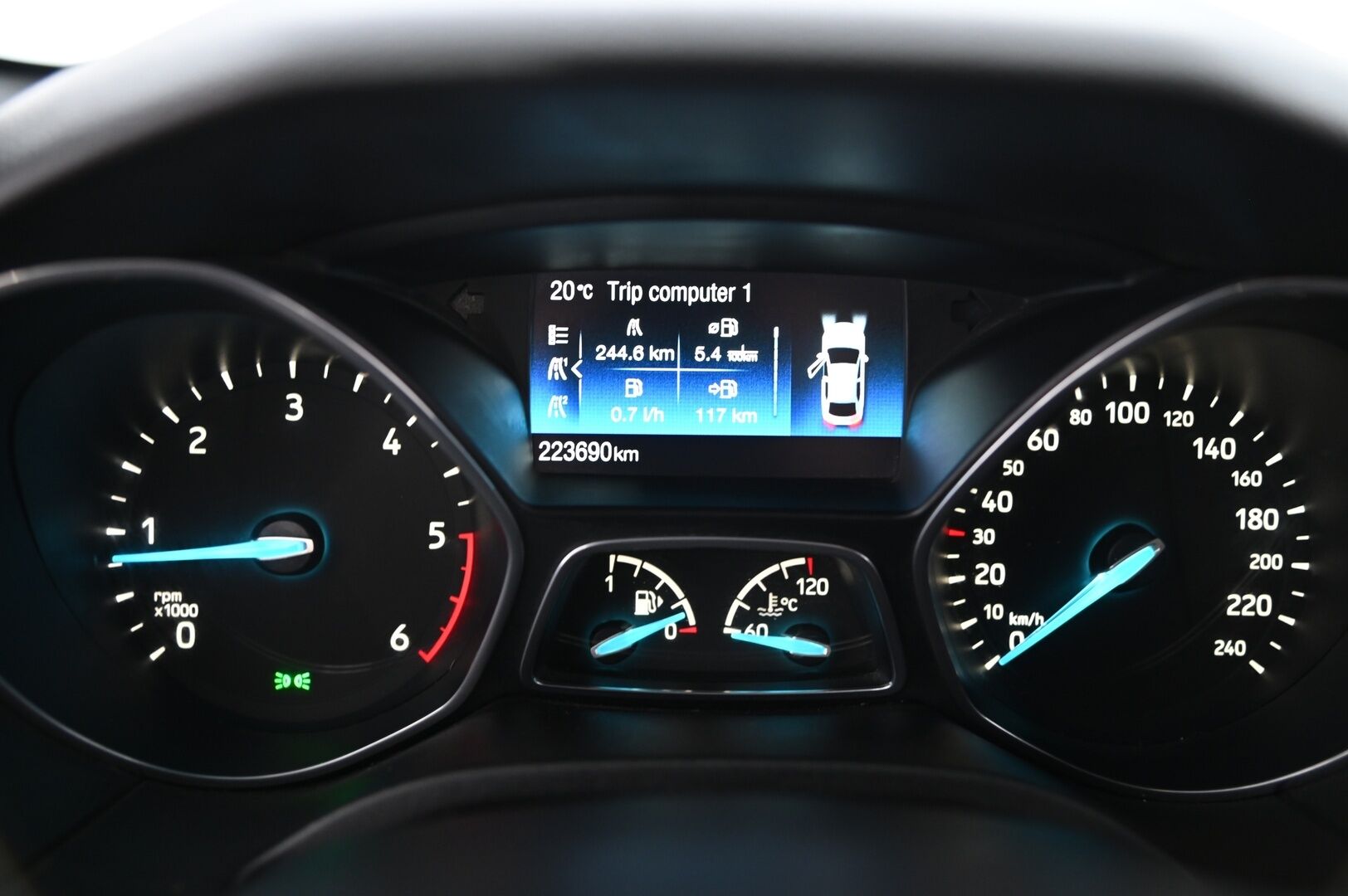 Ford Focus 2017 2,0 TDCi 150 hv Start/Stop M6 ST-Line Wagon *Suomi-auto / LED / Koukku / BT / Jakopää tehty!* - *Kahdet renkaat alumiinivanteilla!*