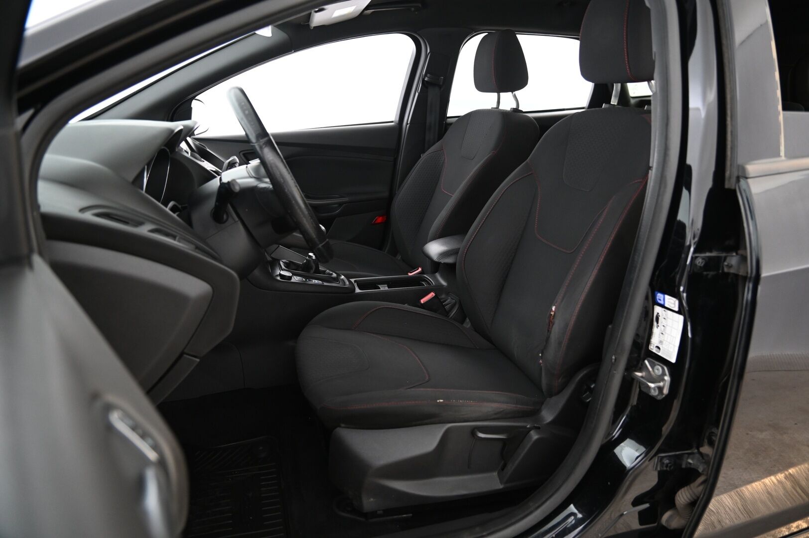 Ford Focus 2017 2,0 TDCi 150 hv Start/Stop M6 ST-Line Wagon *Suomi-auto / LED / Koukku / BT / Jakopää tehty!* - *Kahdet renkaat alumiinivanteilla!*