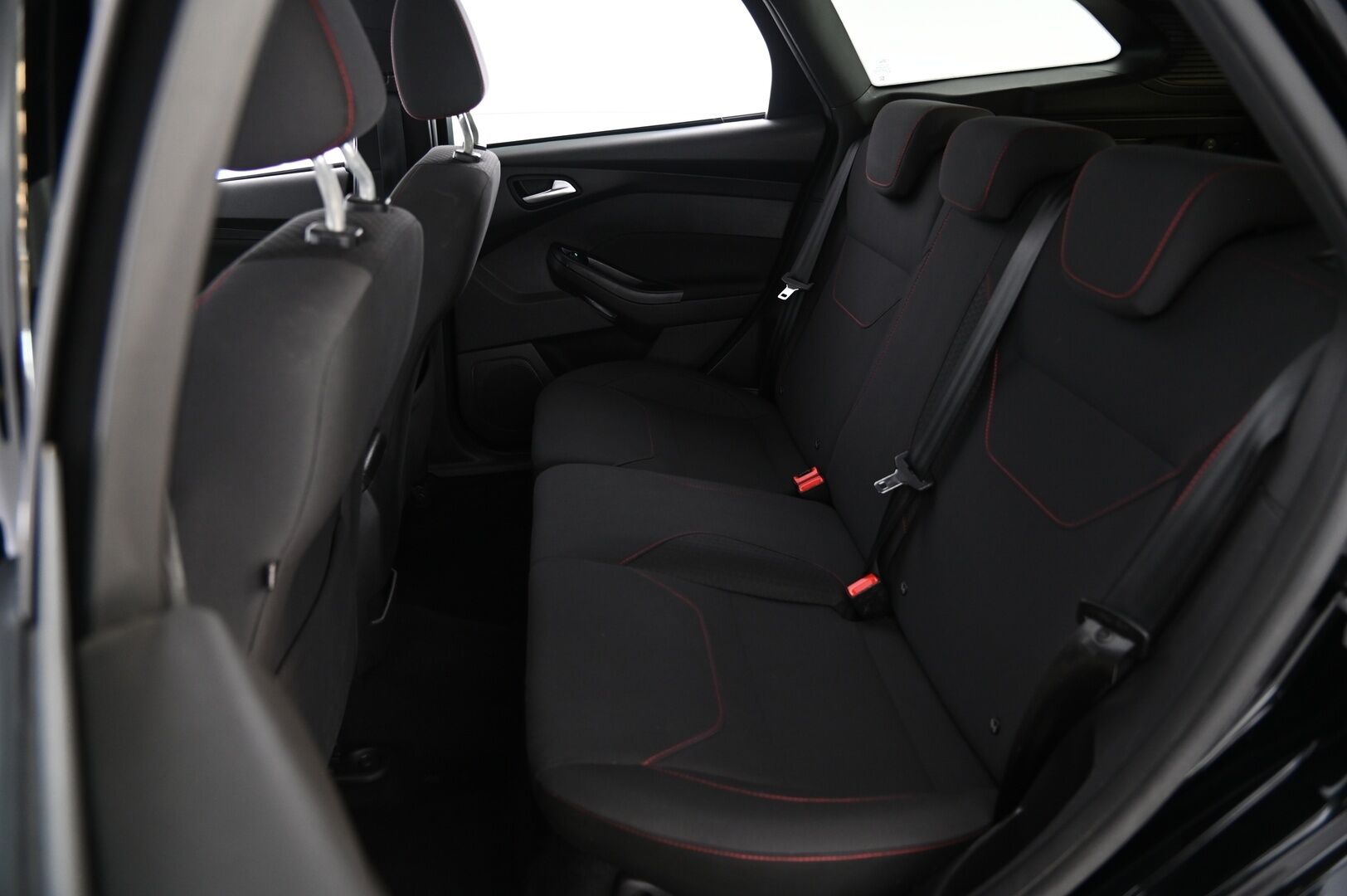 Ford Focus 2017 2,0 TDCi 150 hv Start/Stop M6 ST-Line Wagon *Suomi-auto / LED / Koukku / BT / Jakopää tehty!* - *Kahdet renkaat alumiinivanteilla!*