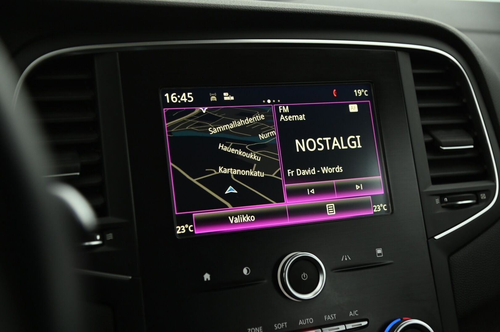Renault Megane 2018 Sport Tourer TCe 130 Zen *Digimittaristo / Smartlink / Navi / Lohko S.Pistoke / KeylessGo / Kaukovaloautomatiikka* - Taloudellinen Megane kattavilla varusteilla sekä särmällä huoltohistorialla!