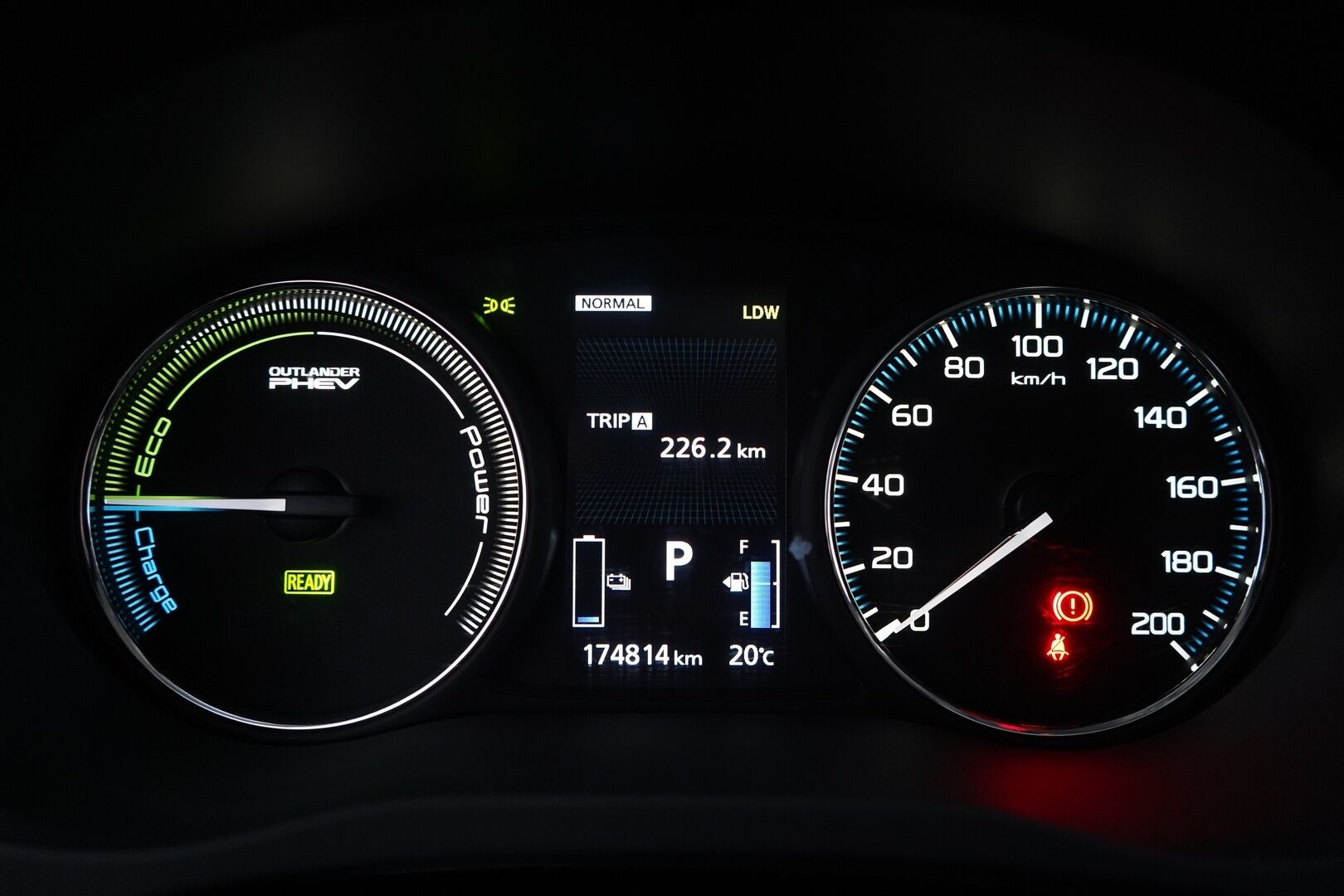 Mitsubishi Outlander PHEV 2016 Instyle Navi Business 4WD 5P * ACC / Rockford Fostage / 360° Kamera / Kattoluukku * - Kahdet renkaat alumiinivantein / Säännöllinen huoltohistoria