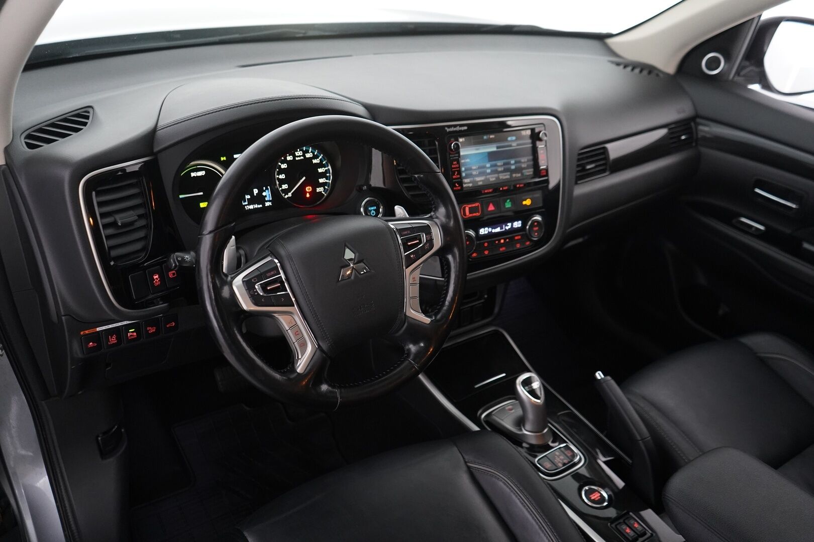 Mitsubishi Outlander PHEV 2016 Instyle Navi Business 4WD 5P * ACC / Rockford Fostage / 360° Kamera / Kattoluukku * - Kahdet renkaat alumiinivantein / Säännöllinen huoltohistoria