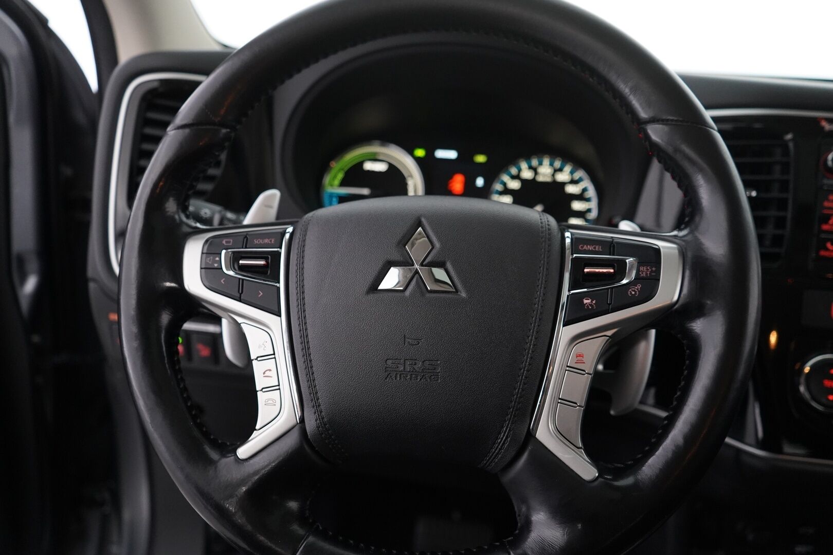 Mitsubishi Outlander PHEV 2016 Instyle Navi Business 4WD 5P * ACC / Rockford Fostage / 360° Kamera / Kattoluukku * - Kahdet renkaat alumiinivantein / Säännöllinen huoltohistoria