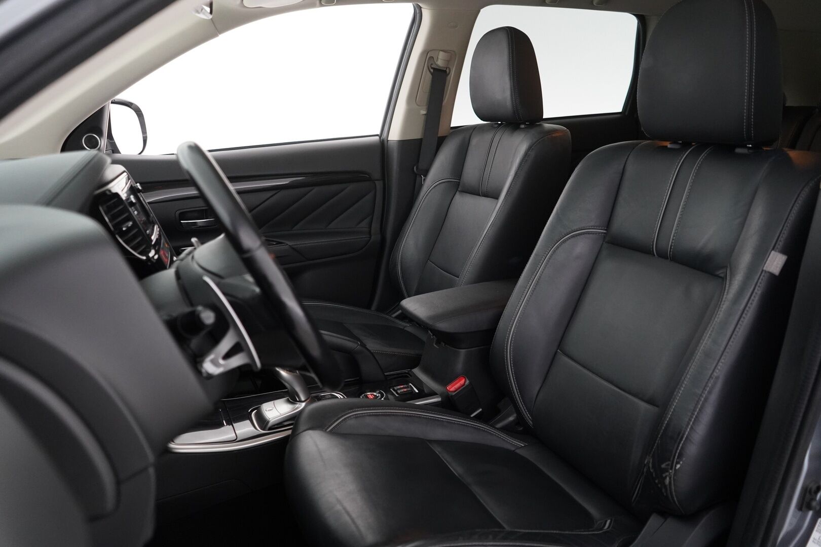 Mitsubishi Outlander PHEV 2016 Instyle Navi Business 4WD 5P * ACC / Rockford Fostage / 360° Kamera / Kattoluukku * - Kahdet renkaat alumiinivantein / Säännöllinen huoltohistoria
