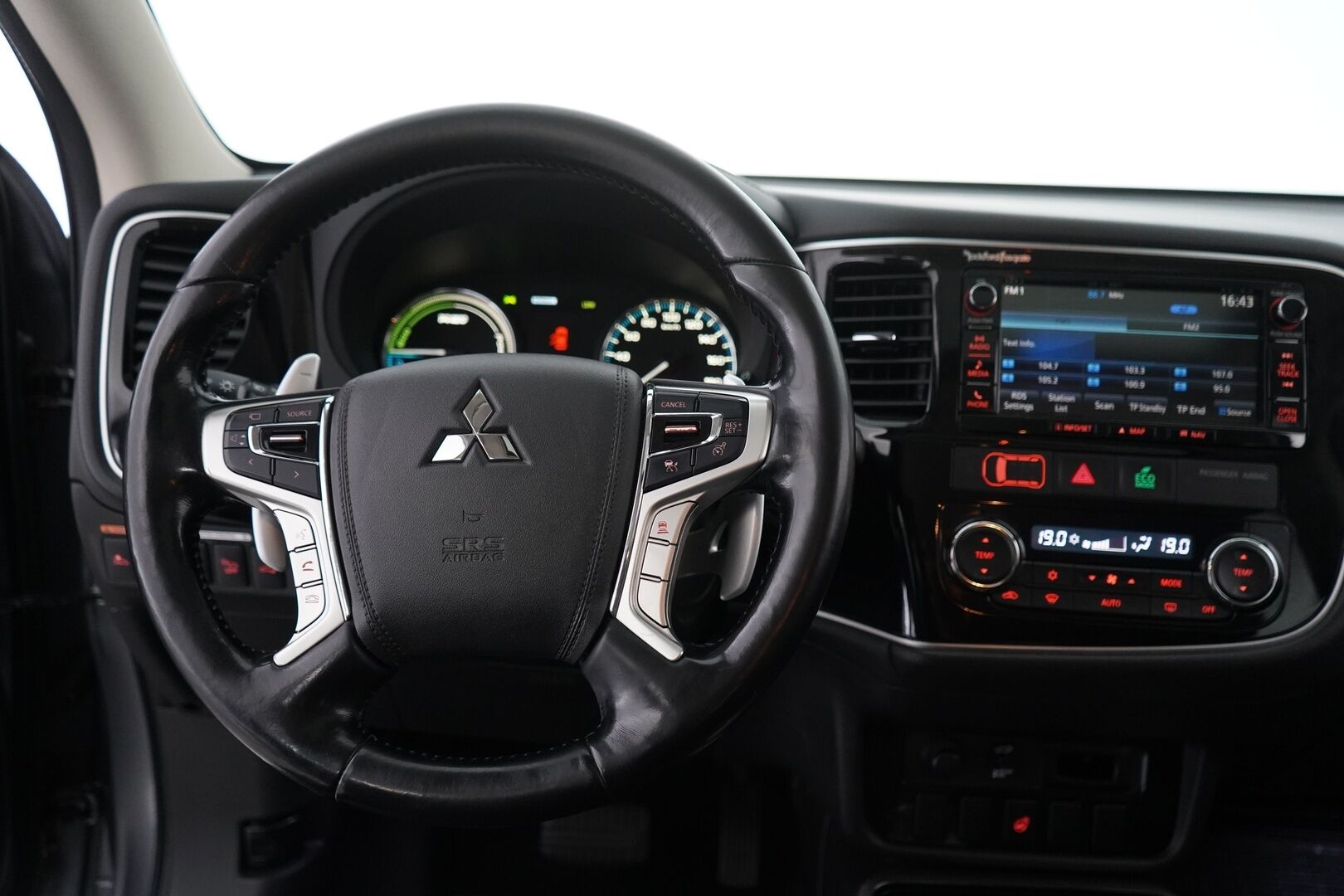 Mitsubishi Outlander PHEV 2016 Instyle Navi Business 4WD 5P * ACC / Rockford Fostage / 360° Kamera / Kattoluukku * - Kahdet renkaat alumiinivantein / Säännöllinen huoltohistoria
