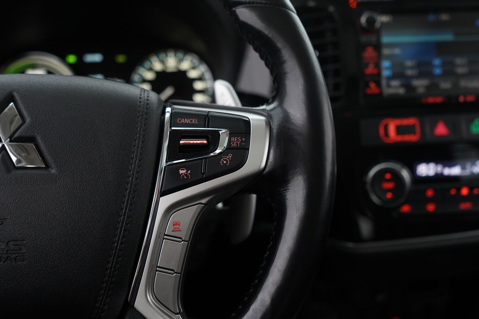 Mitsubishi Outlander PHEV 2016 Instyle Navi Business 4WD 5P * ACC / Rockford Fostage / 360° Kamera / Kattoluukku * - Kahdet renkaat alumiinivantein / Säännöllinen huoltohistoria