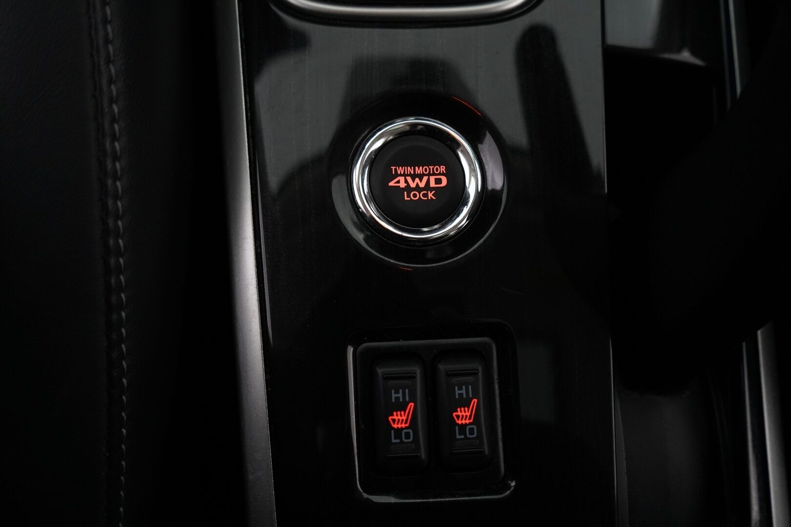 Mitsubishi Outlander PHEV 2016 Instyle Navi Business 4WD 5P * ACC / Rockford Fostage / 360° Kamera / Kattoluukku * - Kahdet renkaat alumiinivantein / Säännöllinen huoltohistoria
