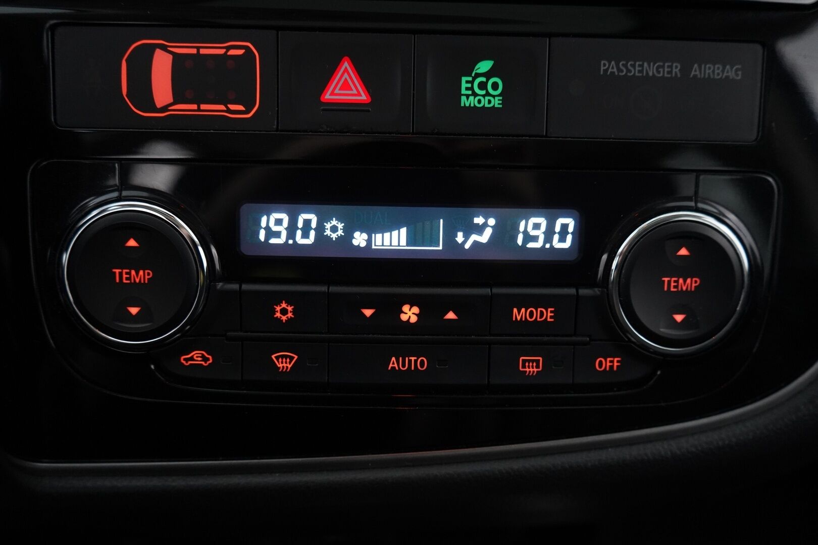 Mitsubishi Outlander PHEV 2016 Instyle Navi Business 4WD 5P * ACC / Rockford Fostage / 360° Kamera / Kattoluukku * - Kahdet renkaat alumiinivantein / Säännöllinen huoltohistoria