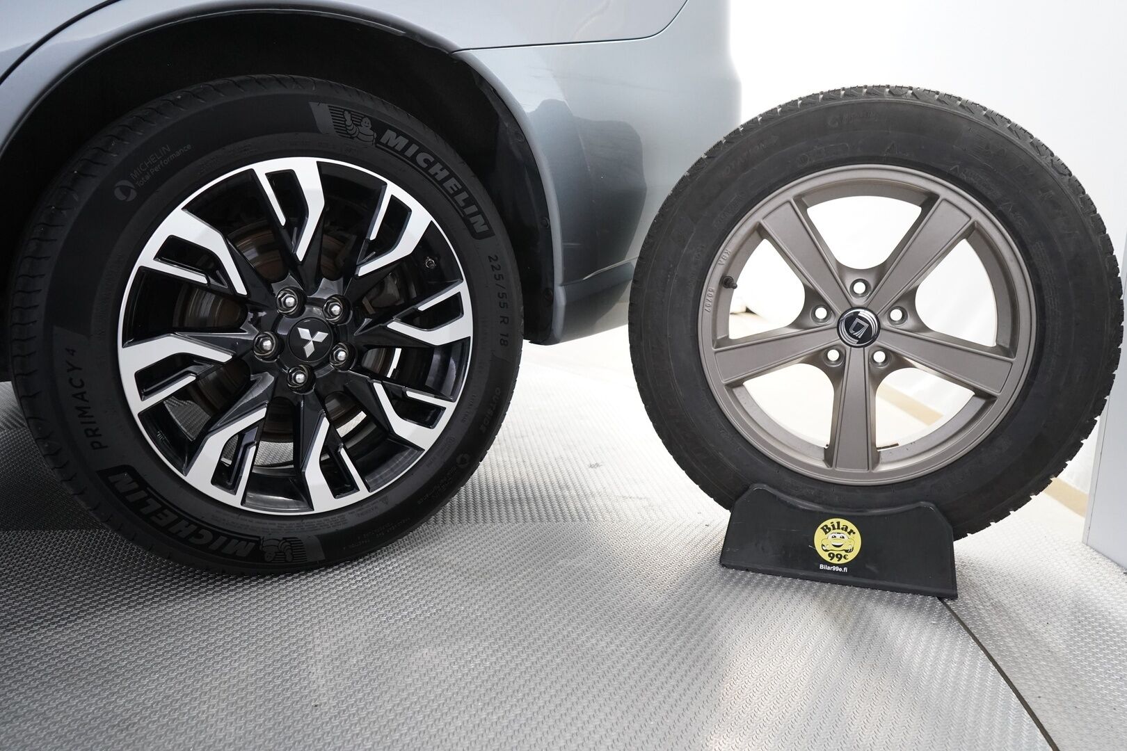 Mitsubishi Outlander PHEV 2016 Instyle Navi Business 4WD 5P * ACC / Rockford Fostage / 360° Kamera / Kattoluukku * - Kahdet renkaat alumiinivantein / Säännöllinen huoltohistoria
