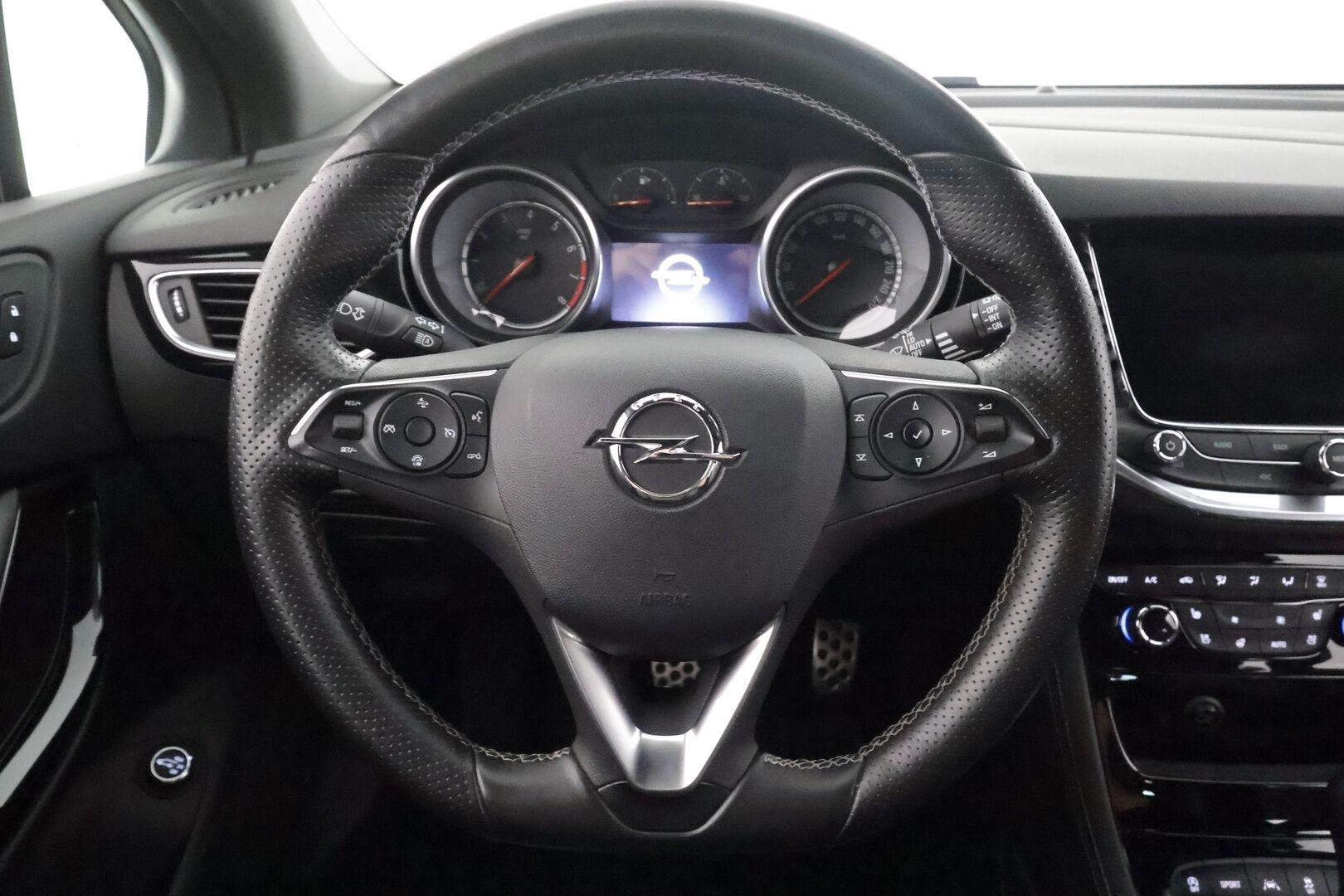 Opel Astra 2018 Sports Tourer Innovation 1,4 Turbo Start/Stop 110kW AT6 - | Matrix | Webasto | Ilmastoidut AGR Sporttinahat | Kulj. hieronta | Muistipenkki | P.kamera | Apple & Android | BSM | Keyless | Navi | 2x renkaat aluin | 