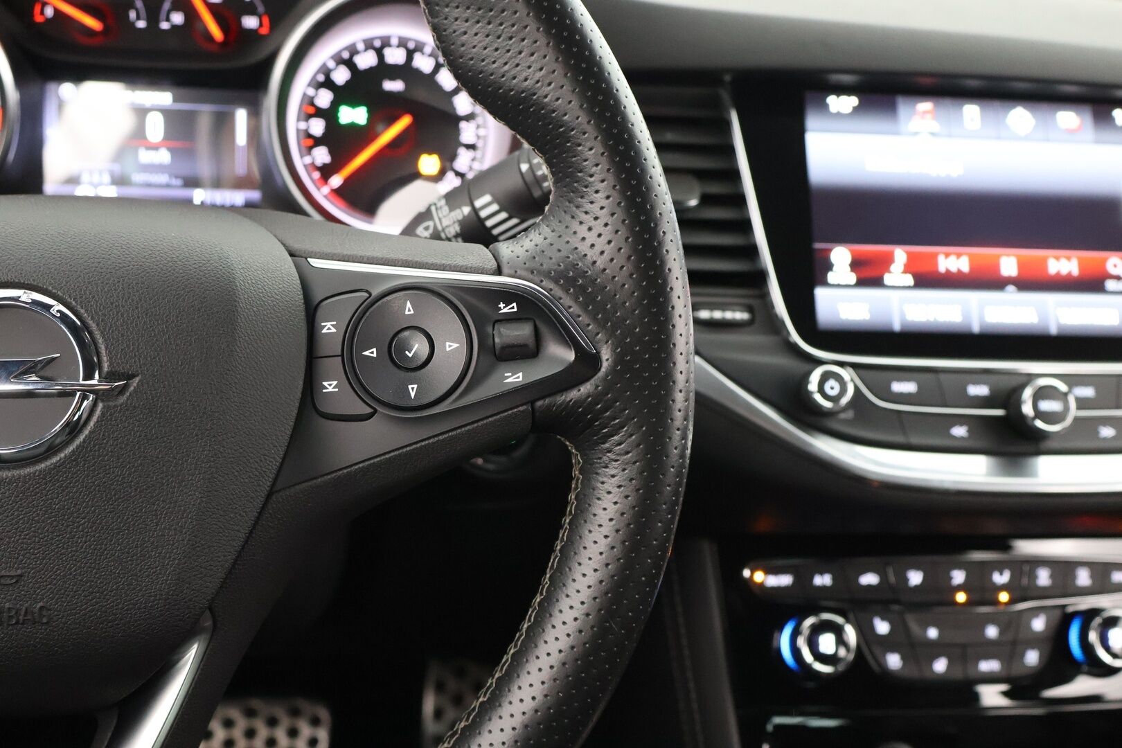 Opel Astra 2018 Sports Tourer Innovation 1,4 Turbo Start/Stop 110kW AT6 - | Matrix | Webasto | Ilmastoidut AGR Sporttinahat | Kulj. hieronta | Muistipenkki | P.kamera | Apple & Android | BSM | Keyless | Navi | 2x renkaat aluin | 