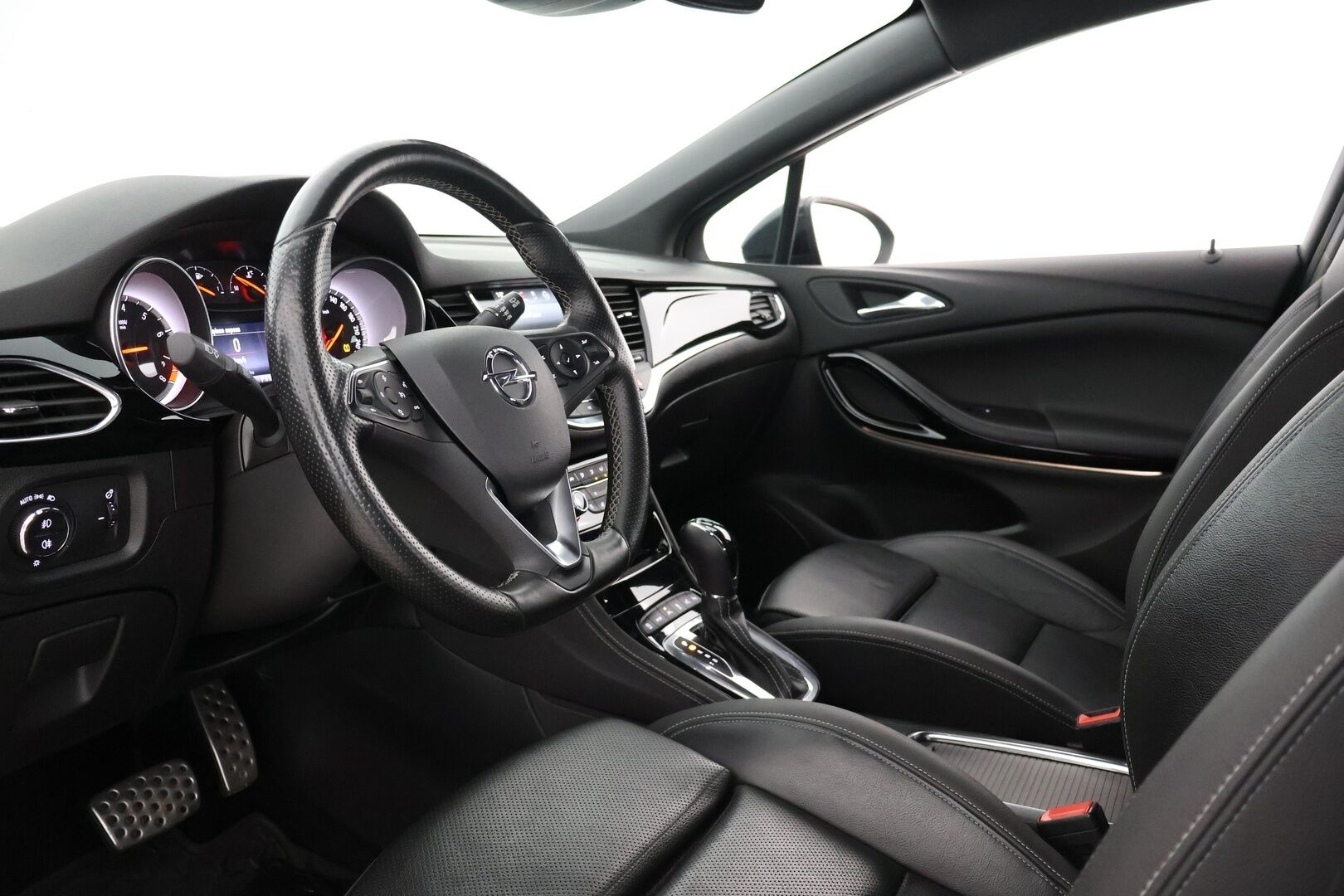 Opel Astra 2018 Sports Tourer Innovation 1,4 Turbo Start/Stop 110kW AT6 - | Matrix | Webasto | Ilmastoidut AGR Sporttinahat | Kulj. hieronta | Muistipenkki | P.kamera | Apple & Android | BSM | Keyless | Navi | 2x renkaat aluin | 
