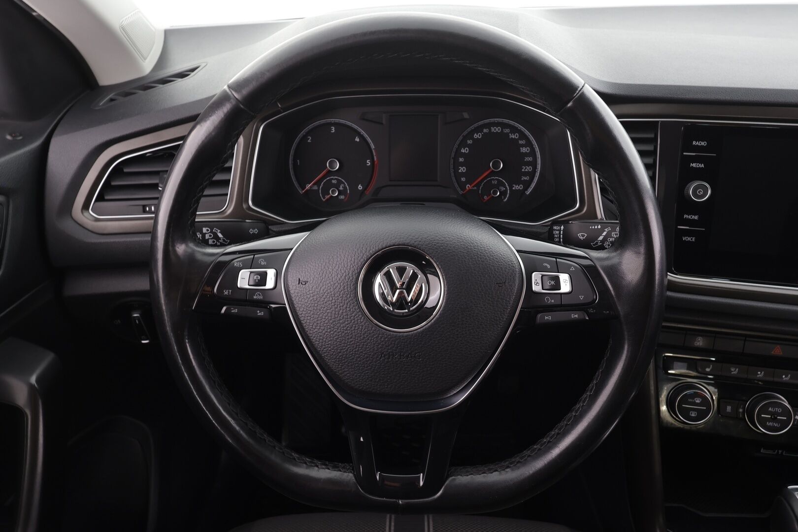 Volkswagen T-Roc 2018 Style 2,0 TDI SCR 110 kW 4MOTION DSG * ACC / P.kamera / Webasto / LED / Kaistavahti * - Suomi-auto / Kahdet renkaat aluvanteilla - HULLUT AVAJAISHULINAT KORKOTARJOUS 3,29 %