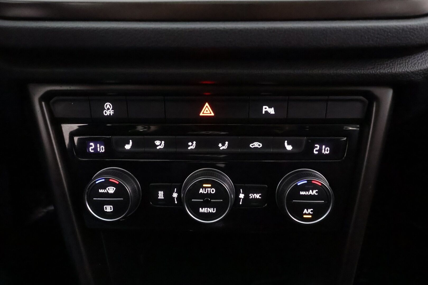 Volkswagen T-Roc 2018 Style 2,0 TDI SCR 110 kW 4MOTION DSG * ACC / P.kamera / Webasto / LED / Kaistavahti * - Suomi-auto / Kahdet renkaat aluvanteilla