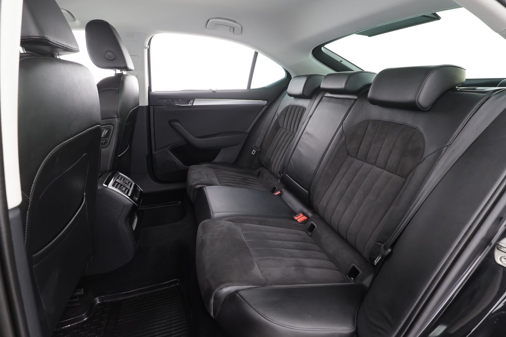 Skoda Superb 2018 2,0 TDI 190 4x4 Style BusinessLine DSG Autom. * ACC / Webasto / Canton / Xenon / Muistipenkki / P.tutkat  * - Merkkihuollettu / Suomi-auto / Kahdet Renkaat