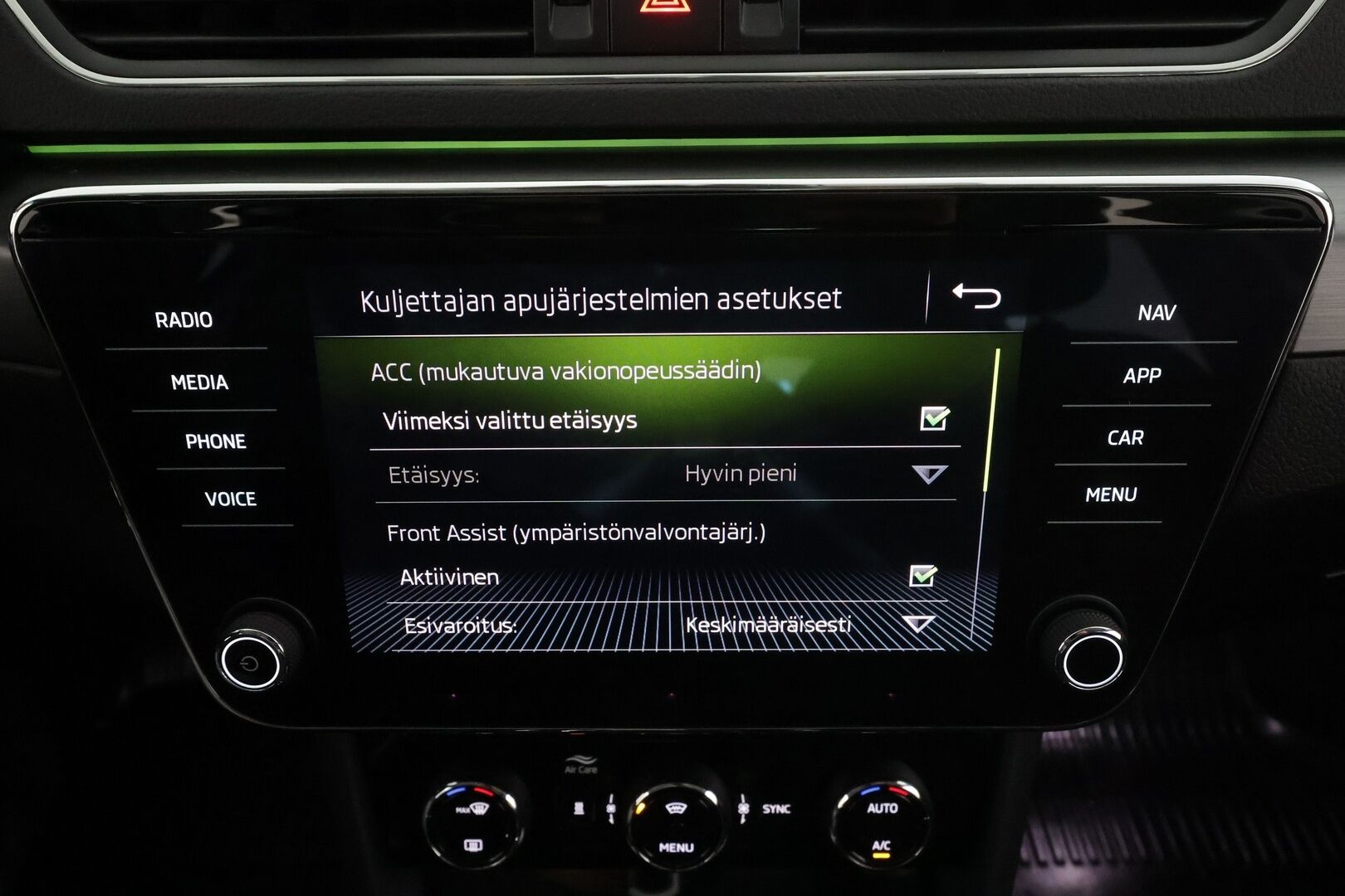 Skoda Superb 2018 2,0 TDI 190 4x4 Style BusinessLine DSG Autom. * Webasto | Adapt.Vakkari | Canton | Muistipenkki | Xenon | Peruutustutkat - Merkkihuollettu / Suomi-auto / Kahdet Renkaat