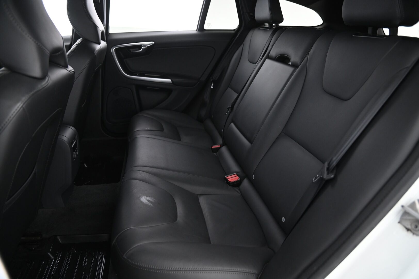 Volvo V60 2018 T3 Business Classic Summum aut - Webasto | VOC | Digimittaristo | 2xrenkaat aluilla | Xenon | Navi | Vakkari | lämm. ratti |