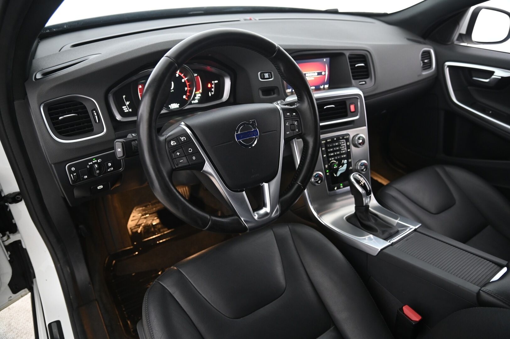 Volvo V60 2018 T3 Business Classic Summum aut - Webasto | VOC | Digimittaristo | 2xrenkaat aluilla | Xenon | Navi | Vakkari | lämm. ratti |
