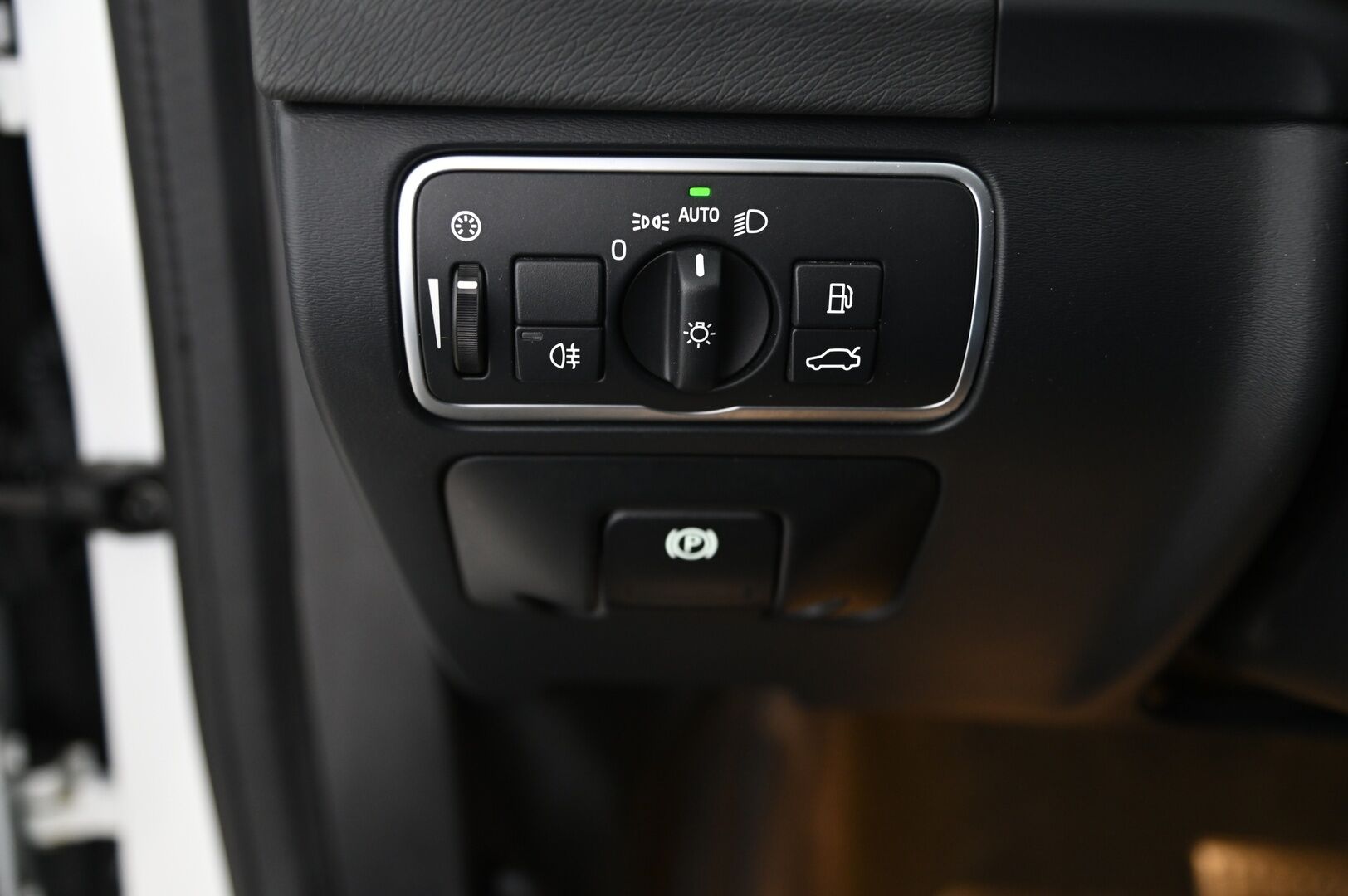 Volvo V60 2018 T3 Business Classic Summum aut - Webasto | VOC | Digimittaristo | 2xrenkaat aluilla | Xenon | Navi | Vakkari | lämm. ratti |