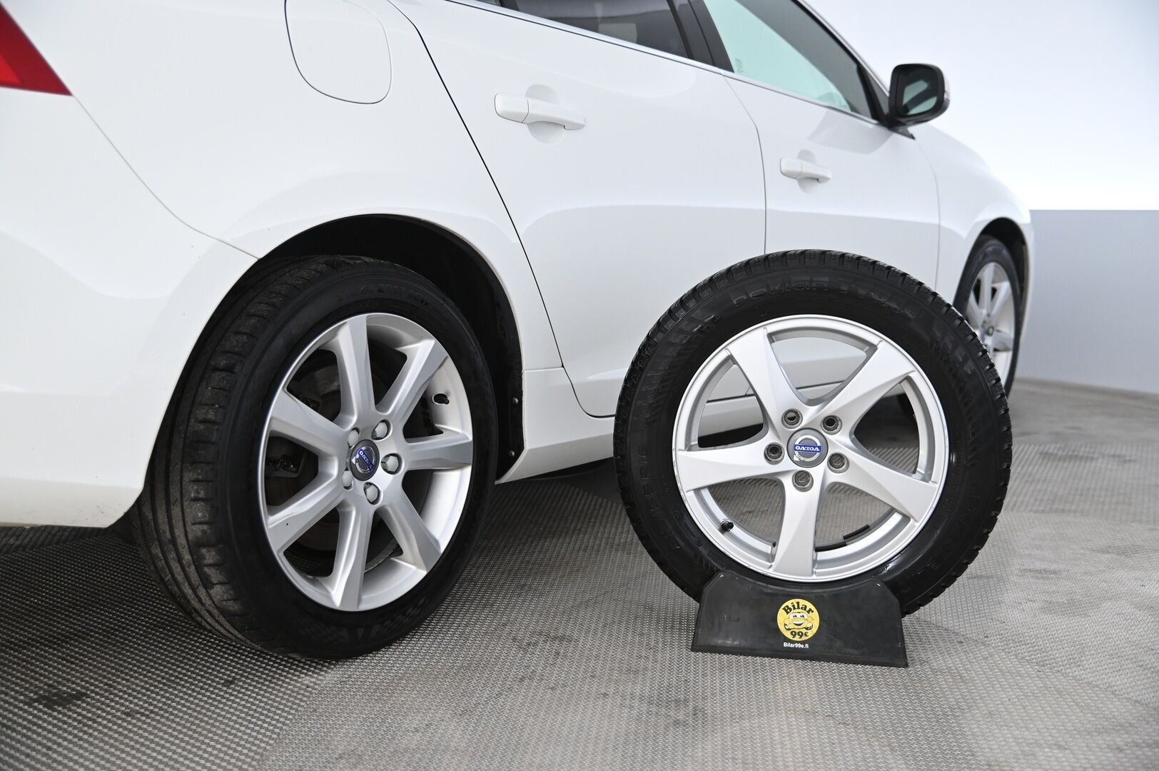 Volvo V60 2018 T3 Business Classic Summum aut - Webasto | VOC | Digimittaristo | 2xrenkaat aluilla | Xenon | Navi | Vakkari | lämm. ratti |
