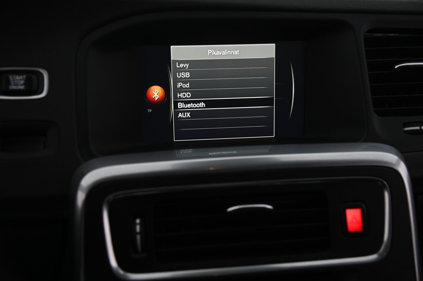Volvo V60 2018 T3 Business Classic Summum aut - Webasto | VOC | Digimittaristo | 2xrenkaat aluilla | Xenon | Navi | Vakkari | lämm. ratti |