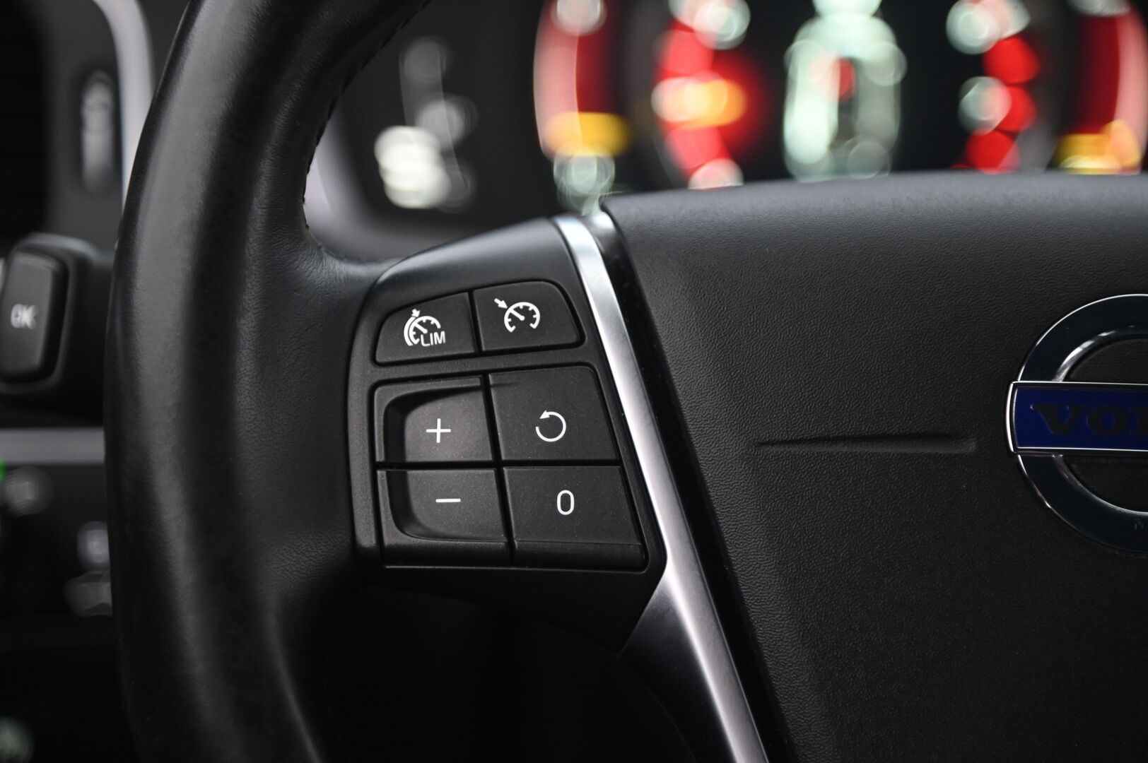 Volvo V60 2018 T3 Business Classic Summum aut - Webasto | VOC | Digimittaristo | 2xrenkaat aluilla | Xenon | Navi | Vakkari | lämm. ratti |