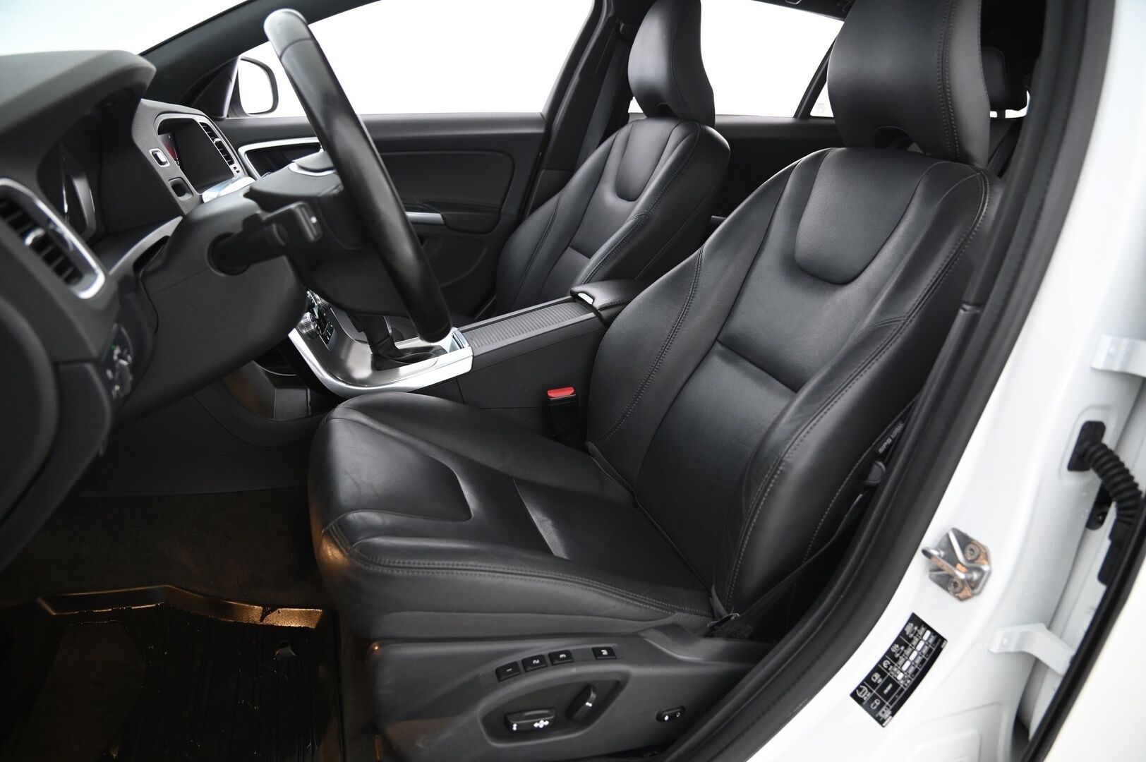 Volvo V60 2018 T3 Business Classic Summum aut - Webasto | VOC | Digimittaristo | 2xrenkaat aluilla | Xenon | Navi | Vakkari | lämm. ratti |