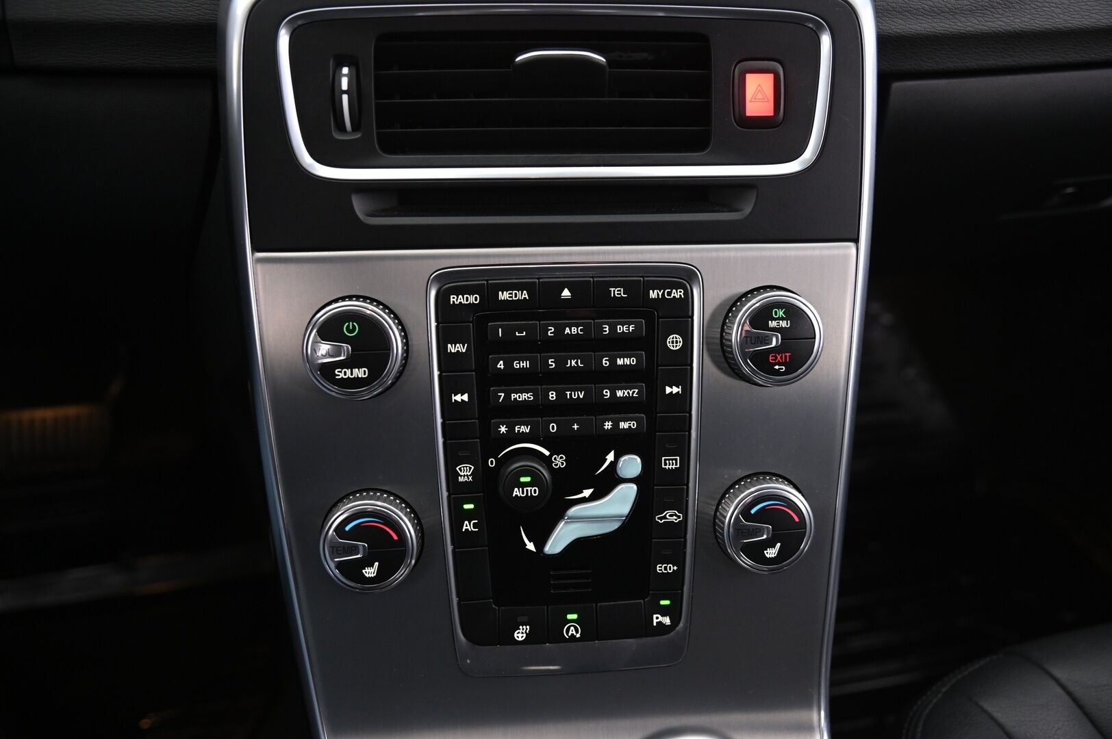 Volvo V60 2018 T3 Business Classic Summum aut - Webasto | VOC | Digimittaristo | 2xrenkaat aluilla | Xenon | Navi | Vakkari | lämm. ratti |