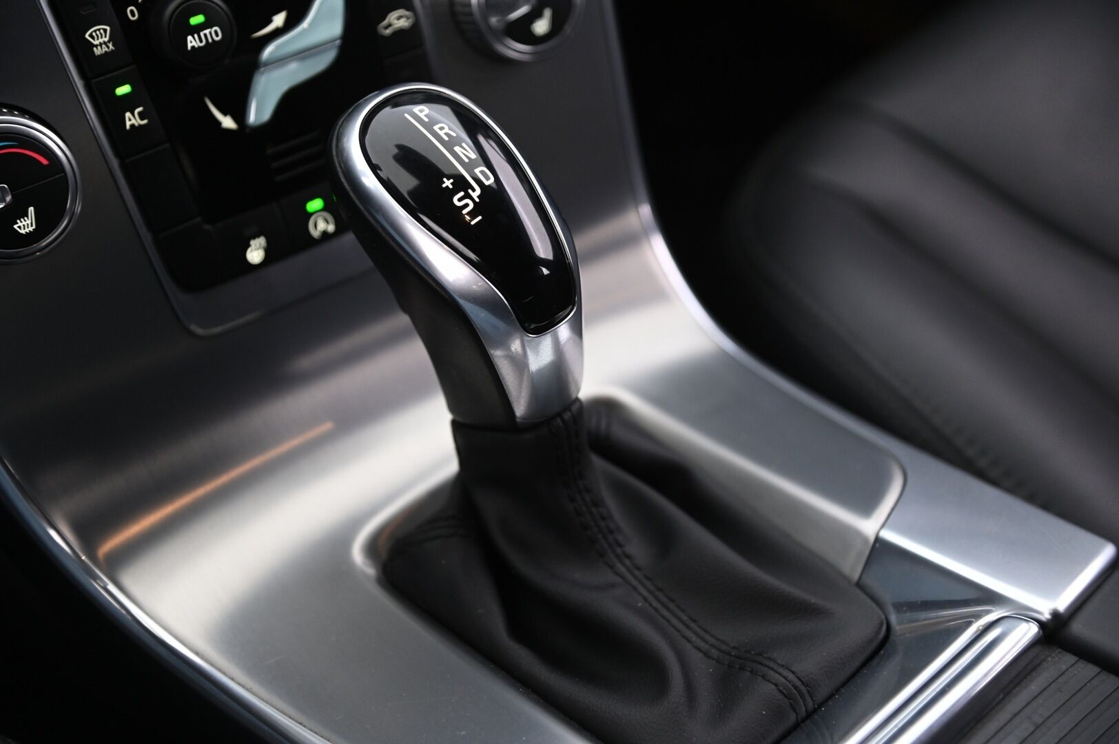 Volvo V60 2018 T3 Business Classic Summum aut - Webasto | VOC | Digimittaristo | 2xrenkaat aluilla | Xenon | Navi | Vakkari | lämm. ratti |
