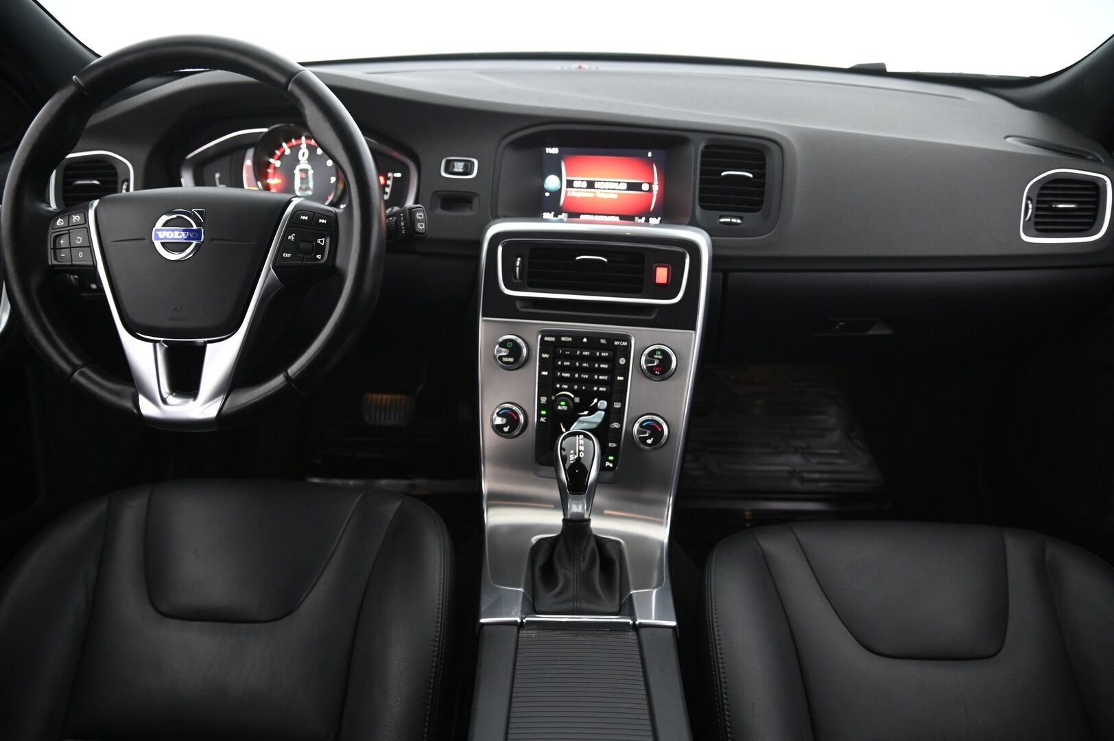 Volvo V60 2018 T3 Business Classic Summum aut - Webasto | VOC | Digimittaristo | 2xrenkaat aluilla | Xenon | Navi | Vakkari | lämm. ratti |