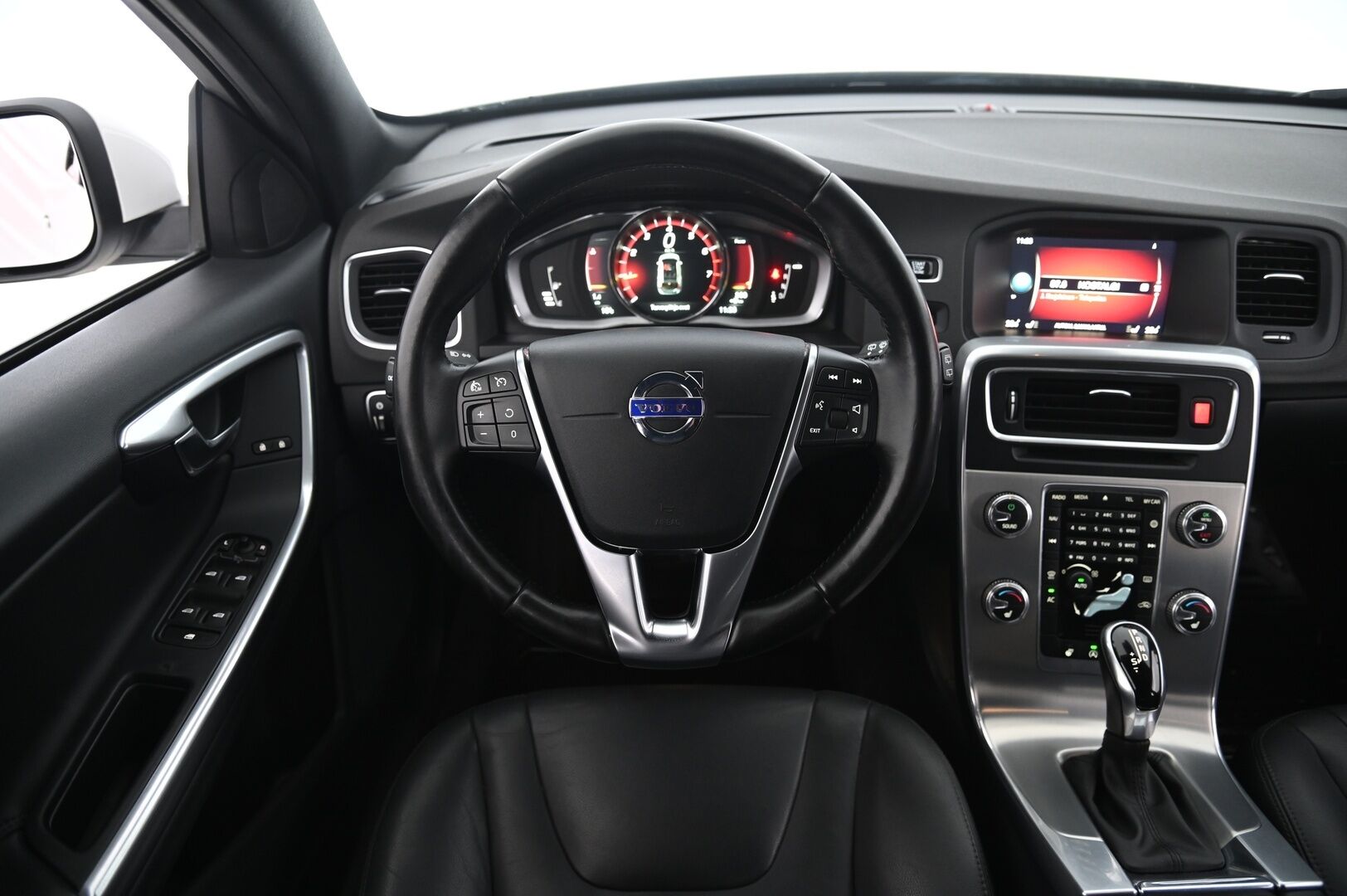 Volvo V60 2018 T3 Business Classic Summum aut - Webasto | VOC | Digimittaristo | 2xrenkaat aluilla | Xenon | Navi | Vakkari | lämm. ratti |
