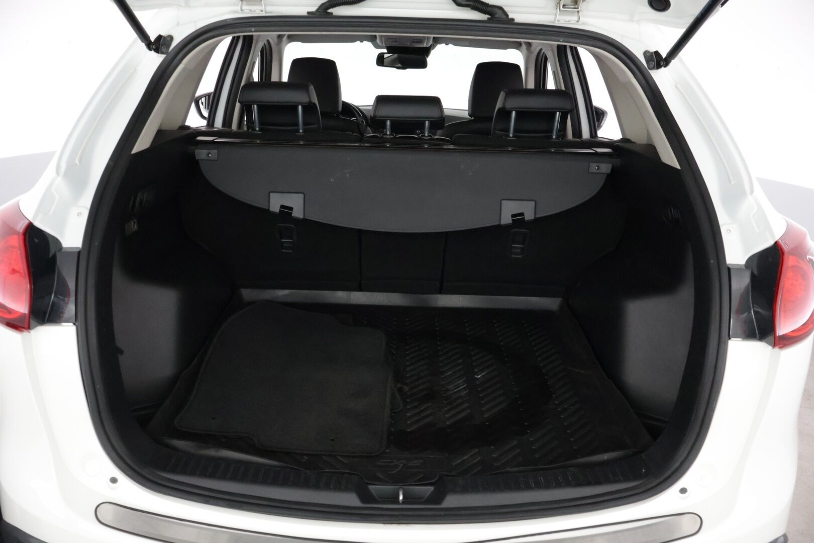 Mazda CX-5 2013 2,2 SKYACTIV-D Exclusive 6AT 5d (129 kW) AWD Q30 *BOSE / NAHKASISUSTA / KAISTAVAHTI / P.KAMERA / TUTKAT / KOUKKU/ * - *Tilava / Hyvin pidetty / Näyttävä*