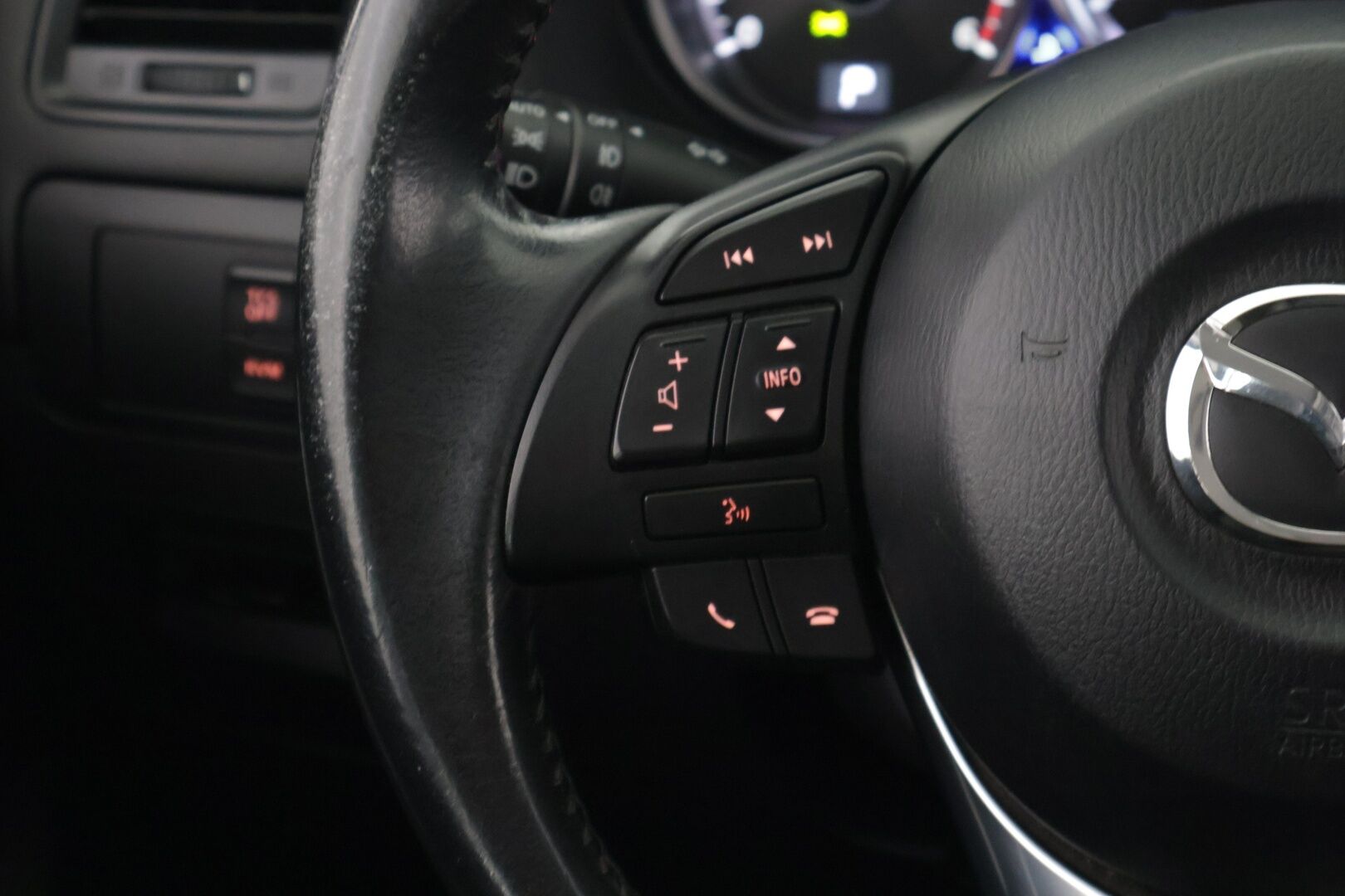 Mazda CX-5 2013 MAZDA CX-5 Farmari (AC) 4ov 2191cm3 A *BOSE / NAHKASISUSTA / KAISTAVAHTI / P.KAMERA / TUTKAT / KOUKKU/ * - *Tilava / Hyvin pidetty / Näyttävä*