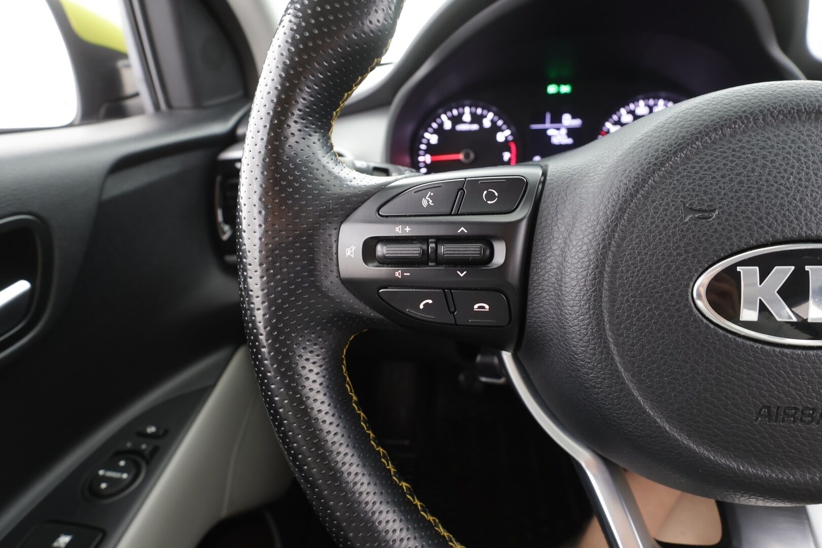 Kia Stonic 2018 1,2 ISG EX Design EcoDynamics - | P.kamera | Vakkari | Puolinahat | Autom. ilmastointi | Lämm. ratti | Apple & Android | 2x renkaat aluvantein | 