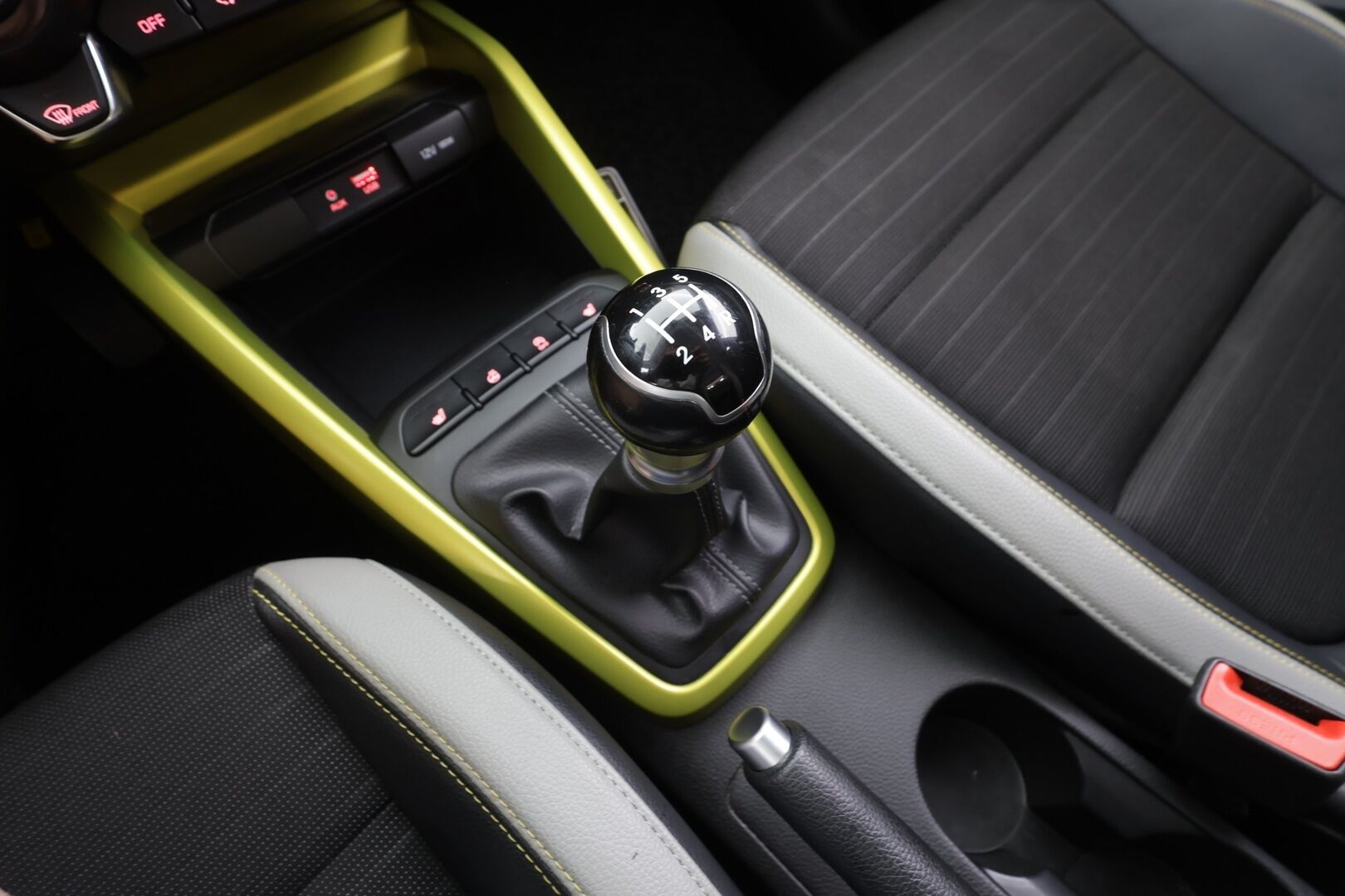 Kia Stonic 2018 1,2 ISG EX Design EcoDynamics - | P.kamera | Vakkari | Puolinahat | Autom. ilmastointi | Lämm. ratti | Apple & Android | 2x renkaat aluvantein | 