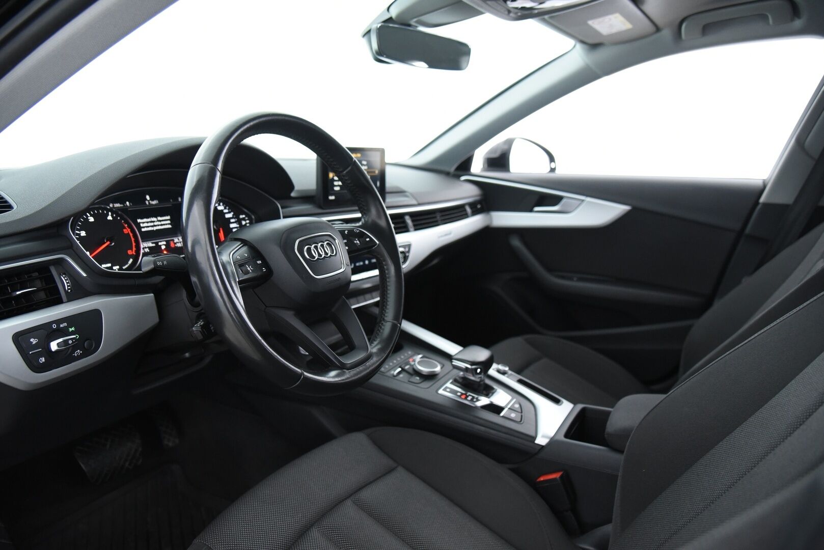 Audi A4 2018 Sedan Business Comfort S line Edition 2,0 TDI 140 kW quattro S tronic / Matrix-LED / Webasto / Alletaittuva koukku / Vakkari - Jakopää tehty / Hyvä huoltohistoria / 