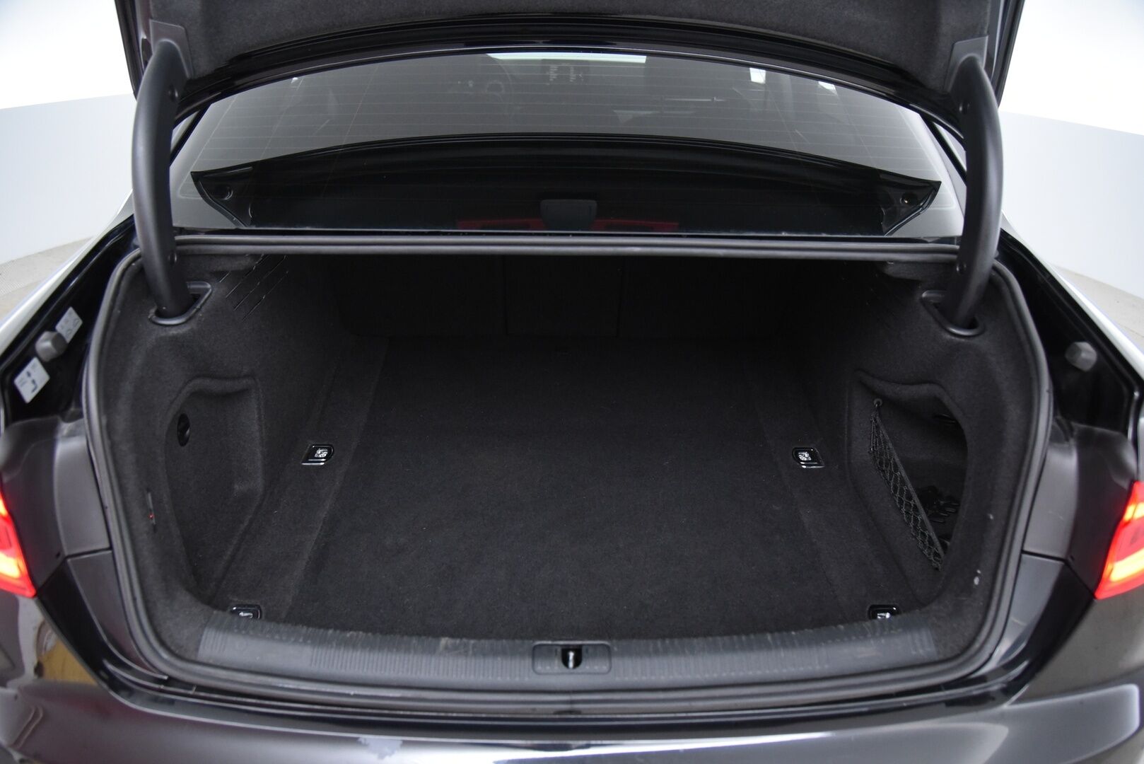 Audi A4 2018 Sedan Business Comfort S line Edition 2,0 TDI 140 kW quattro S tronic / Matrix-LED / Webasto / Alletaittuva koukku / Vakkari - Jakopää tehty / Hyvä huoltohistoria / 