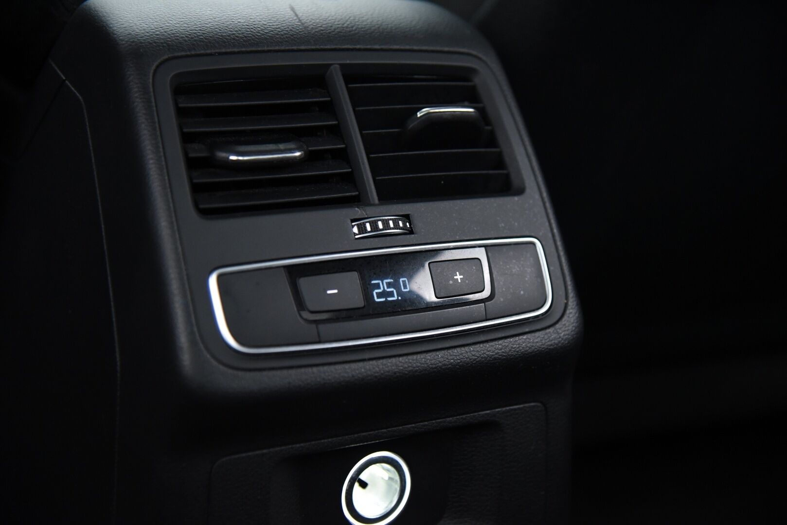 Audi A4 2018 Sedan Business Comfort S line Edition 2,0 TDI 140 kW quattro S tronic / Matrix-LED / Webasto / Alletaittuva koukku / Vakkari - Jakopää tehty / Hyvä huoltohistoria / 