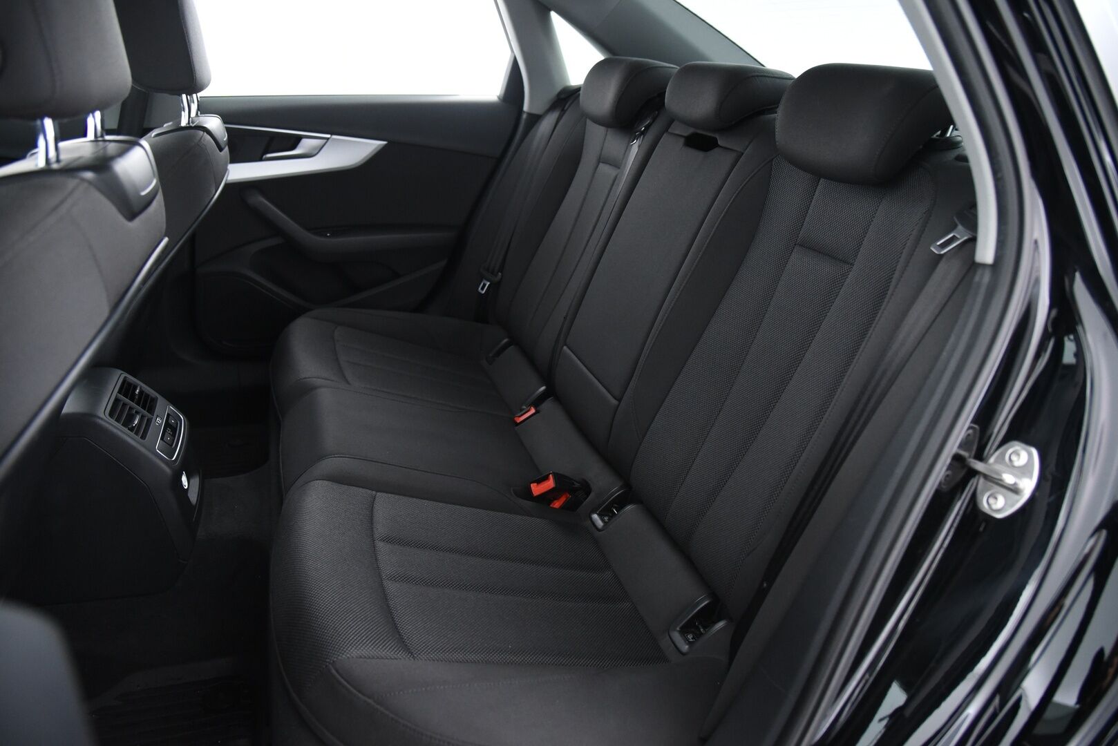 Audi A4 2018 Sedan Business Comfort S line Edition 2,0 TDI 140 kW quattro S tronic / Matrix-LED / Webasto / Alletaittuva koukku / Vakkari - Jakopää tehty / Hyvä huoltohistoria / 