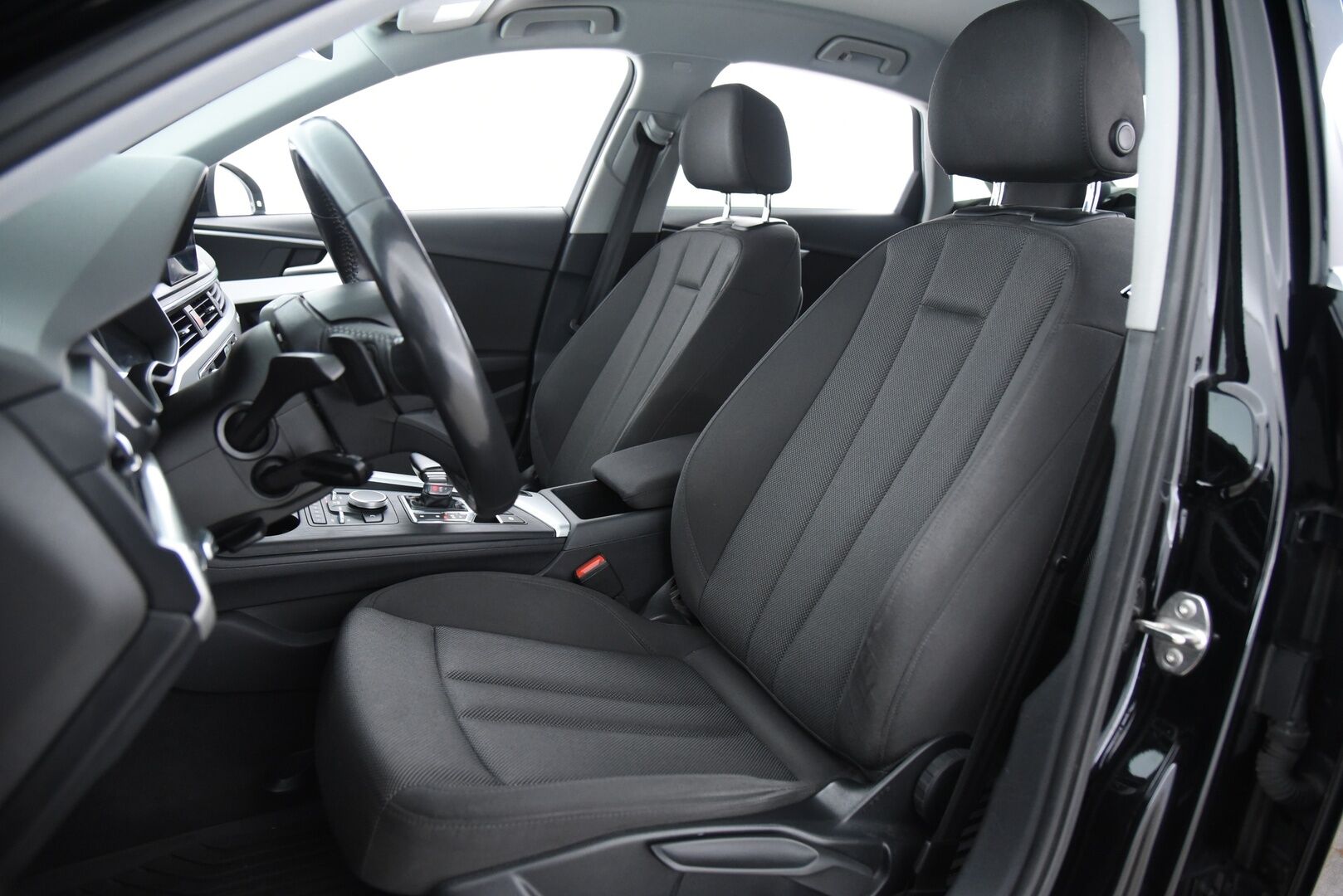 Audi A4 2018 Sedan Business Comfort S line Edition 2,0 TDI 140 kW quattro S tronic / Matrix-LED / Webasto / Alletaittuva koukku / Vakkari - Jakopää tehty / Hyvä huoltohistoria / 