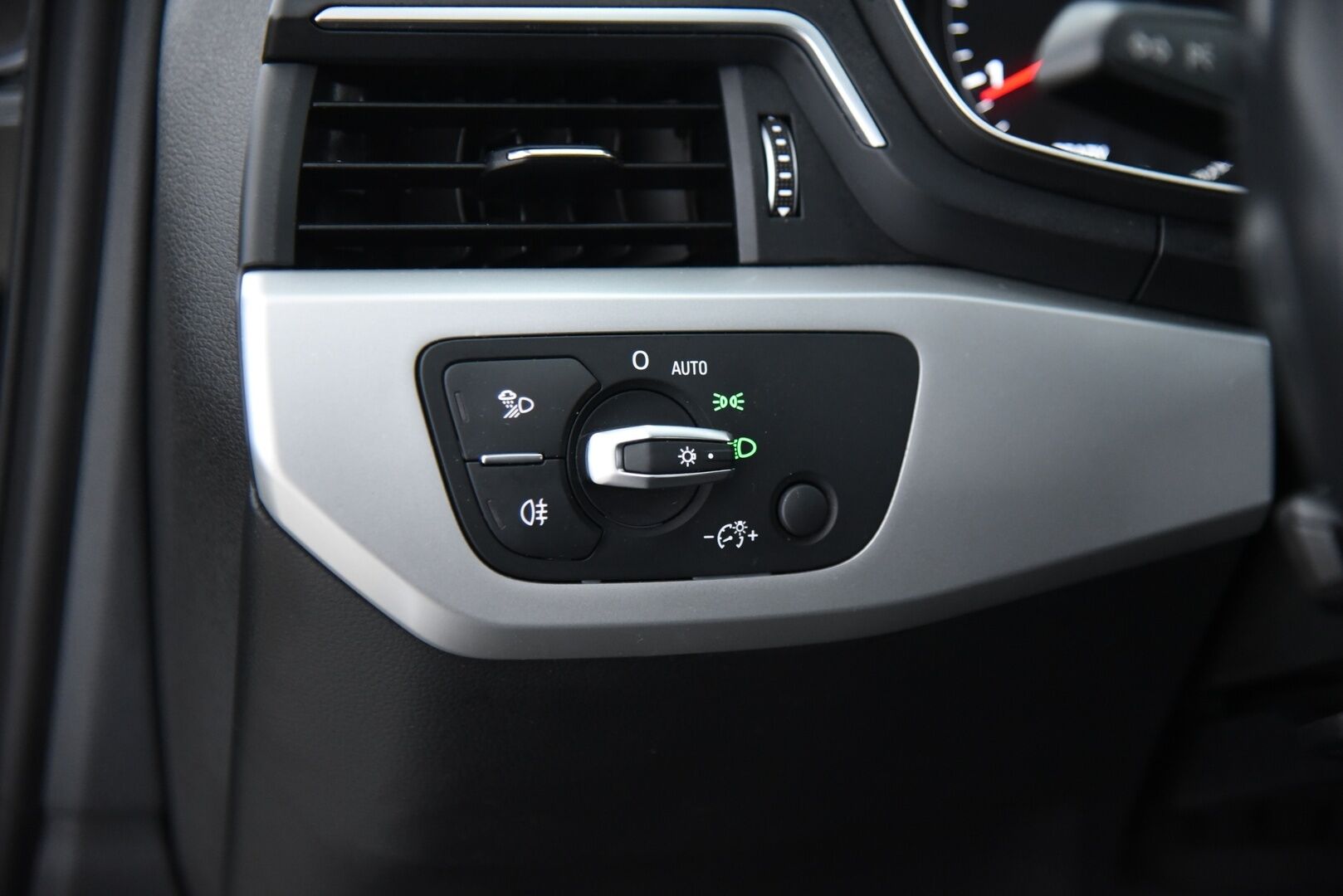 Audi A4 2018 Sedan Business Comfort S line Edition 2,0 TDI 140 kW quattro S tronic / Matrix-LED / Webasto / Alletaittuva koukku / Vakkari - Jakopää tehty / Hyvä huoltohistoria / - HULLU BLACKWEEK KORKOTARJOUS 2,49%