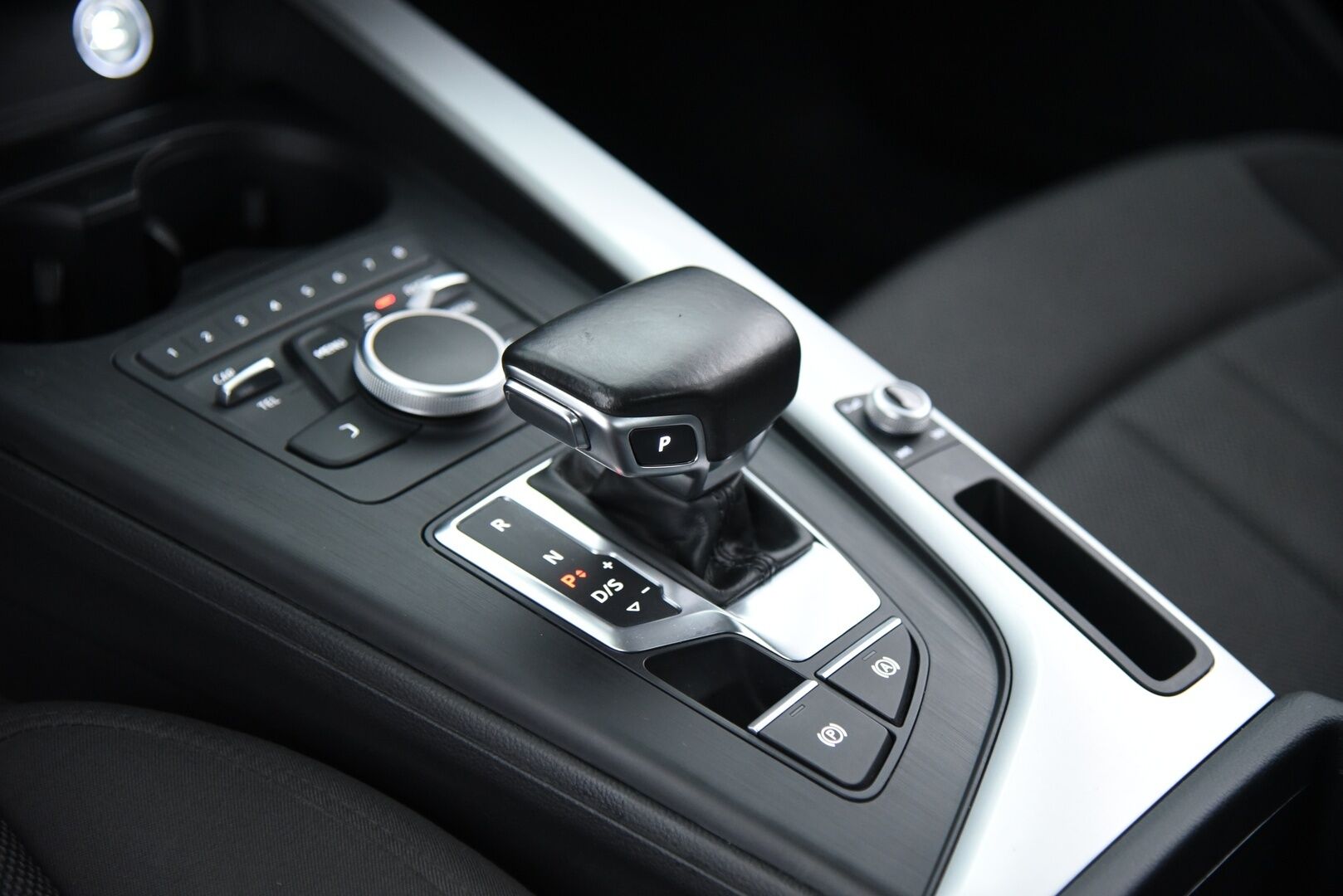 Audi A4 2018 Sedan Business Comfort S line Edition 2,0 TDI 140 kW quattro S tronic / Matrix-LED / Webasto / Alletaittuva koukku / Vakkari - Jakopää tehty / Hyvä huoltohistoria / - HULLU BLACKWEEK KORKOTARJOUS 2,49%