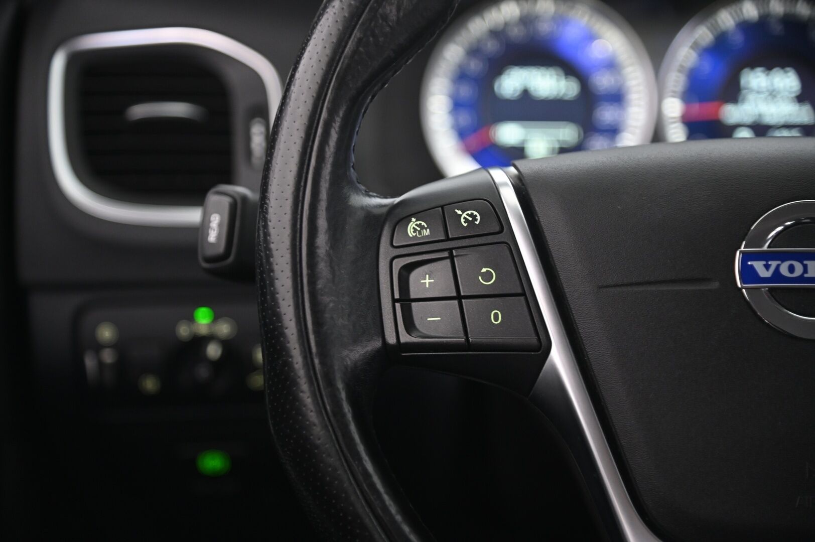 Volvo V60 2012 T3 R-Design - Huippusiisti | Lohko | Vakkari | BT | Kattokaiteet | 2x renkaat aluvanteilla