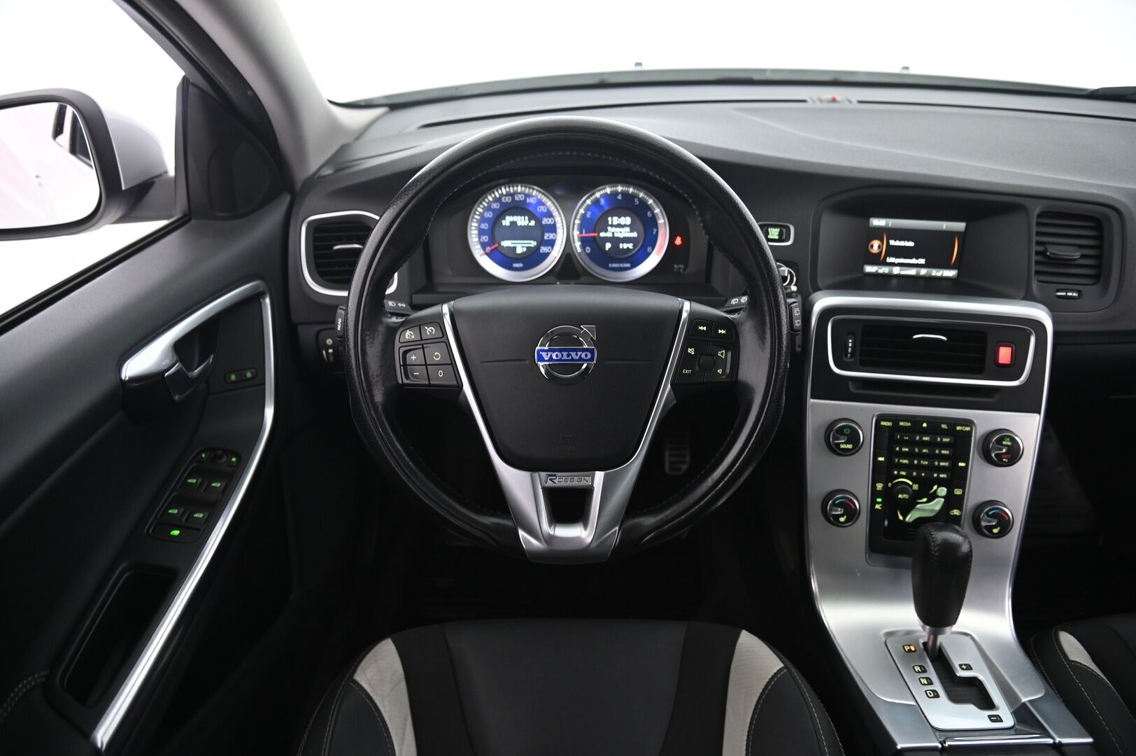 Volvo V60 2012 T3 R-Design - Huippusiisti | Lohko | Vakkari | BT | Kattokaiteet | 2x renkaat aluvanteilla