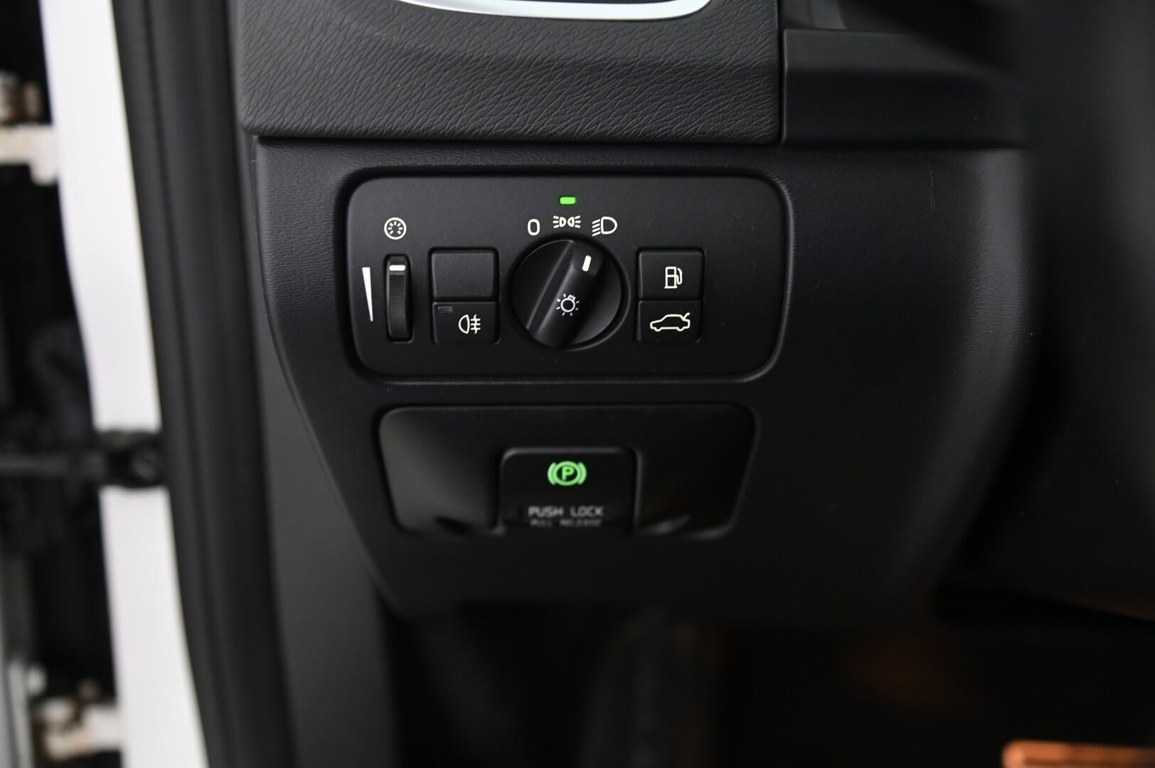 Volvo V60 2012 T3 R-Design - Huippusiisti | Lohko | Vakkari | BT | Kattokaiteet | 2x renkaat aluvanteilla