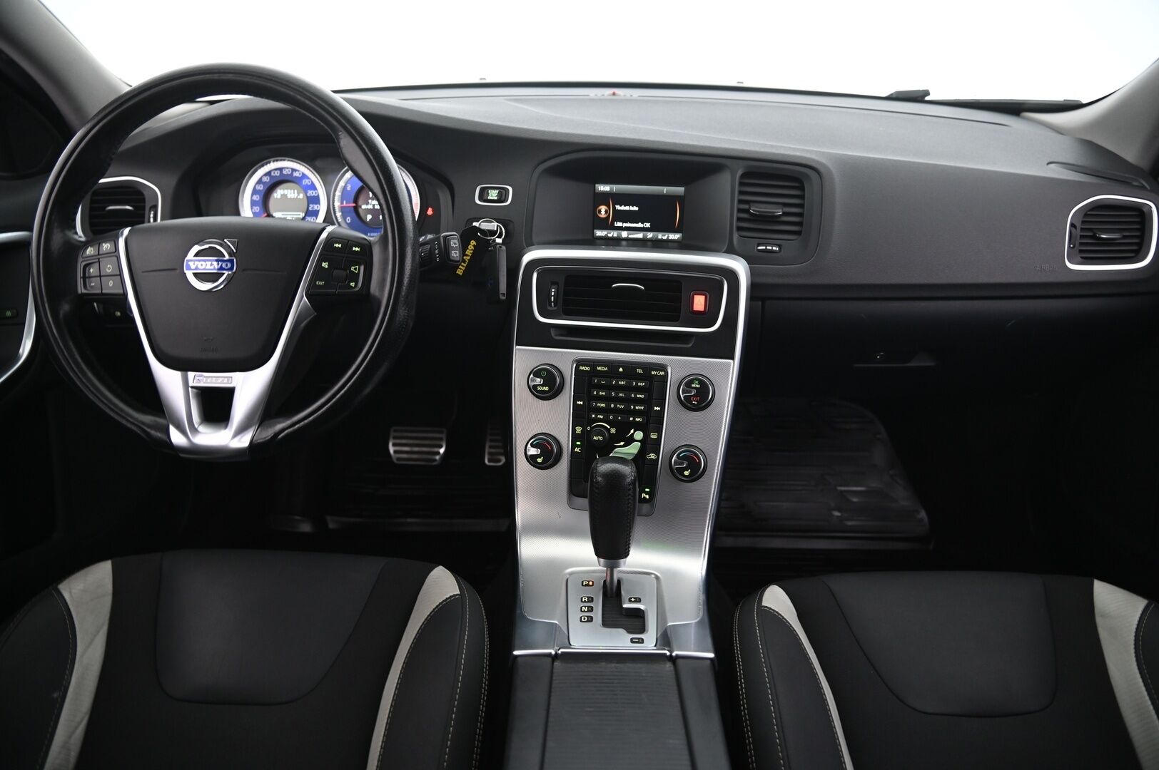Volvo V60 2012 T3 R-Design - Huippusiisti | Lohko | Vakkari | BT | Kattokaiteet | 2x renkaat aluvanteilla
